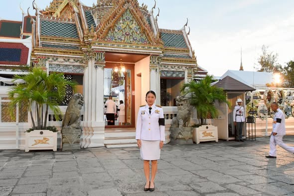 อธิบดีกรมสรรพากรเข้าเฝ้าฯ ในพระราชพิธีทรงบำเพ็ญพระราชกุศลพระพิธีธรรมสวดพระอภิธรรมพระบรมศพ สมเด็จพระนางเจ้าสิริกิติ์ พระบรมราชินีนาถ พระบรมราชชนนีพันปีหลวง