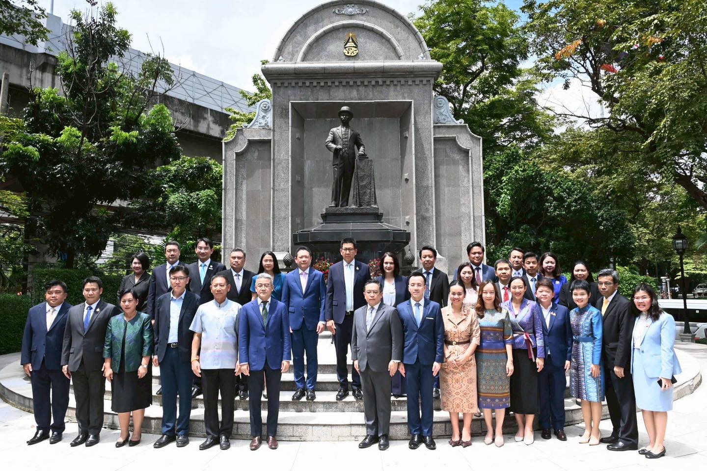 ผู้บริหารกรมสรรพากรร่วมแสดงความยินดีกับ ดร.เอกนิติ นิติทัณฑ์ประภาศ  เนื่องในโอกาสเข้ารับตำแหน่งรองนายกรัฐมนตรีและรัฐมนตรีว่าการกระทรวงการคลัง