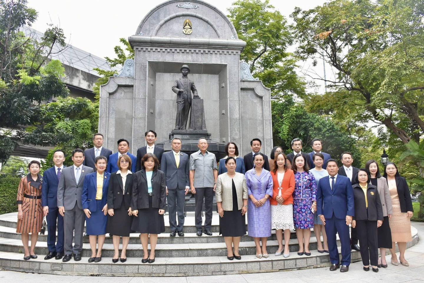 ผู้บริหารกรมสรรพากรร่วมแสดงความยินดีกับ นายวรภัค ธันยาวงษ์ เนื่องในโอกาสเข้ารับตำแหน่งรัฐมนตรีช่วยว่าการกระทรวงการคลัง