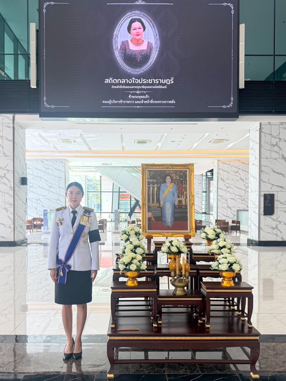 อธิบดีกรมสรรพากร เข้าเฝ้าฯ รับเสด็จ ในการพิธีถวายน้ำสรงพระบรมศพสมเด็จพระนางเจ้าสิริกิติ์ พระบรมราชินีนาถ พระบรมราชชนนีพันปีหลวง