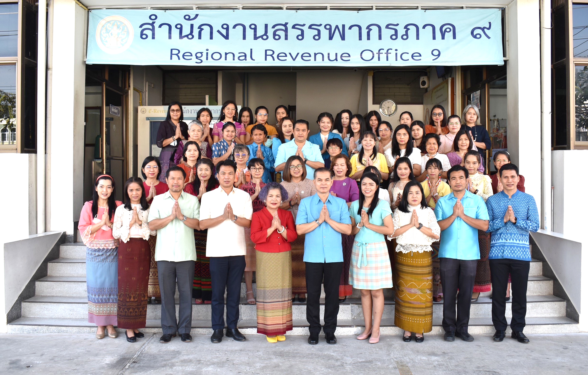 นายพิทยา สุราวุธ สรรพากรภาค ๙ พร้อมด้วยข้าราชการ พนักงานราชการ และลูกจ้างสำนักงานสรรพากรภาค ๙ ร่วมใจสวมใส่ผ้าไทยตามโครงการส่งเสริมการแต่งกายผ้าไทยกรมสรรพากร ประจำปี พ.ศ.๒๕๖๕