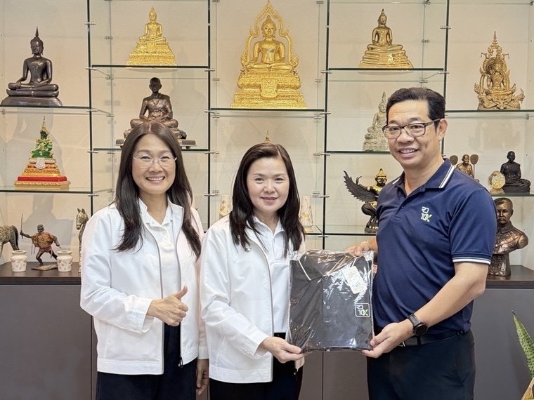 นางสาวลักขณา ต่อพล สรรพากรภาค 9 พร้อมด้วย นางประไพศรี ทองวีระประเสริฐ สรรพากรพื้นที่อุบลราชธานี  เป็นผู้แทนรับมอบเสื้อ RD10X จากการจัดประกวดผลงาน RD10X VER.2 THE WINNER TOGETHER 2026  เดือนกุมภาพันธ์ และมีนาคม 2569