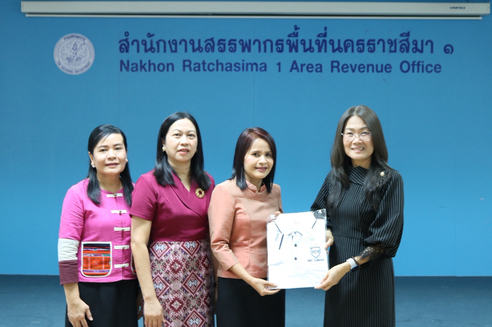 นางสาวลักขณา ต่อพล สรรพากรภาค 9 ได้มอบเสื้อรางวัลแห่งความทุ่มเทโครงการ“ RD9 BEST COLLECTOR
