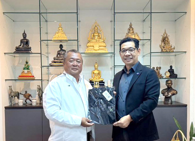นายสถิตพงษ์ จันทรพลพันธ์ สรรพากรพื้นที่ชัยภูมิ เป็นผู้แทนรับมอบเสื้อ RD10X จากการจัดประกวดผลงาน RD10X VER.2 THE WINNER TOGETHER 2026 เดือนเมษายน 2569