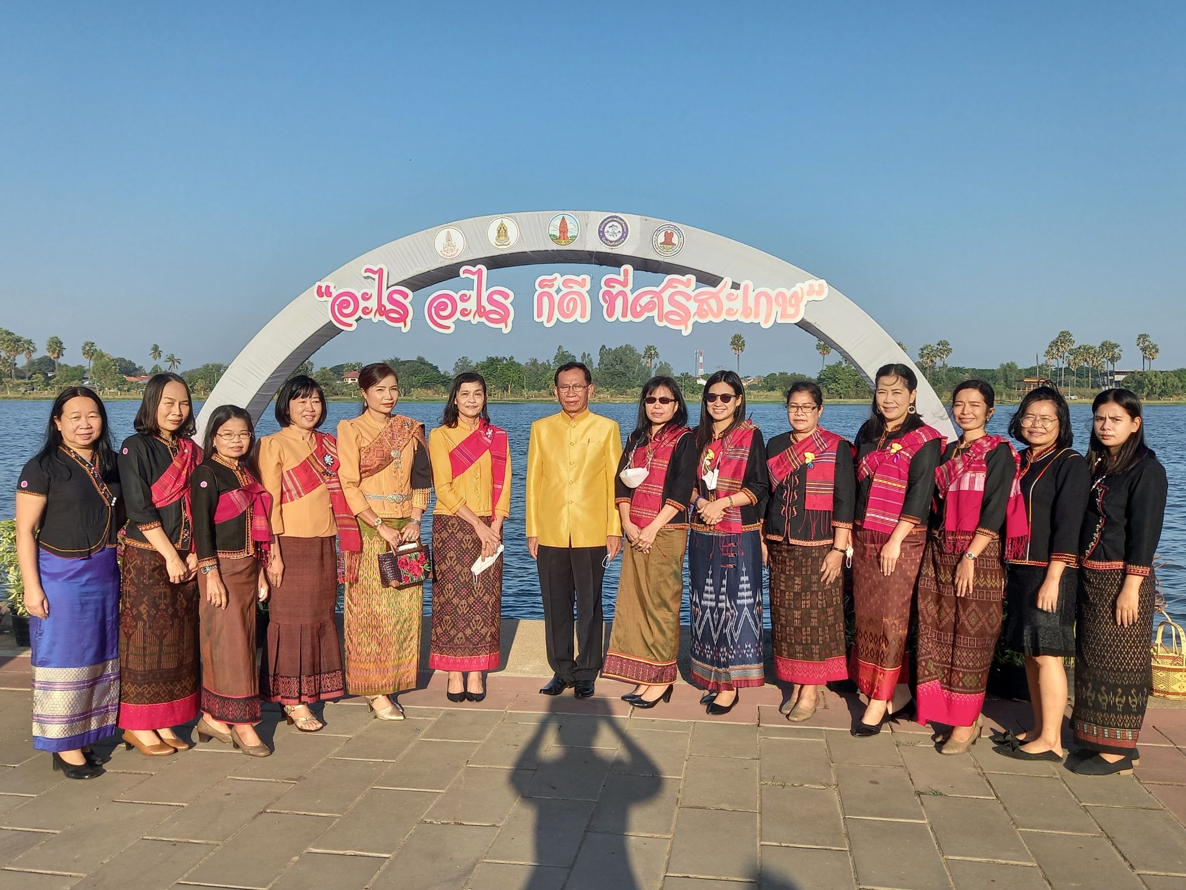 ศรีสะเกษพร้อมใจ นุ่งผ้าไทยใส่บาตร ทำความดี วิถีพอเพียง
