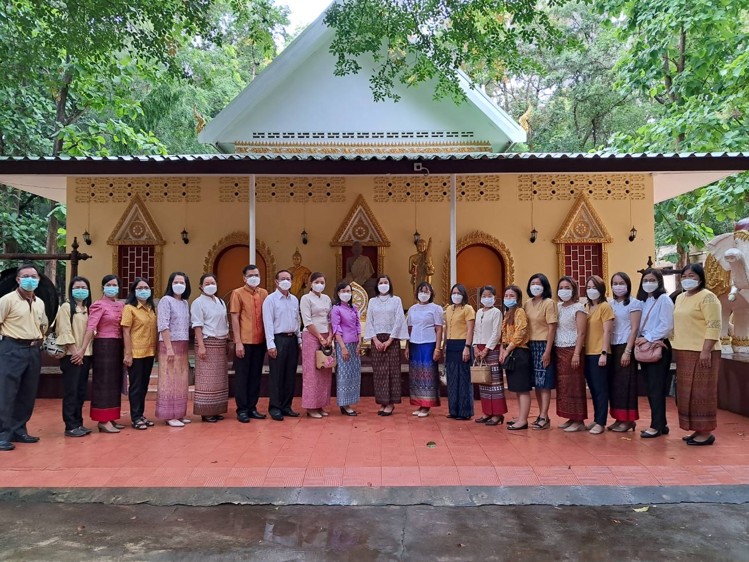 11 ก.ค.2565 นางเจียระพรรณ์  จิตธัญญา สรรพากรพื้นที่ศรีสะเกษ พร้อมด้วยเจ้าหน้าที่สำนักงานสรรพากรพื้นที่ศรีสะเกษ ร่วมกิจกรรมทำบุญถวายเทียนพรรษาเนื่องในวันเข้าพรรษา ณ วัดป่าศรีสำราญ อ.เมือง จ.ศรีสะเกษ