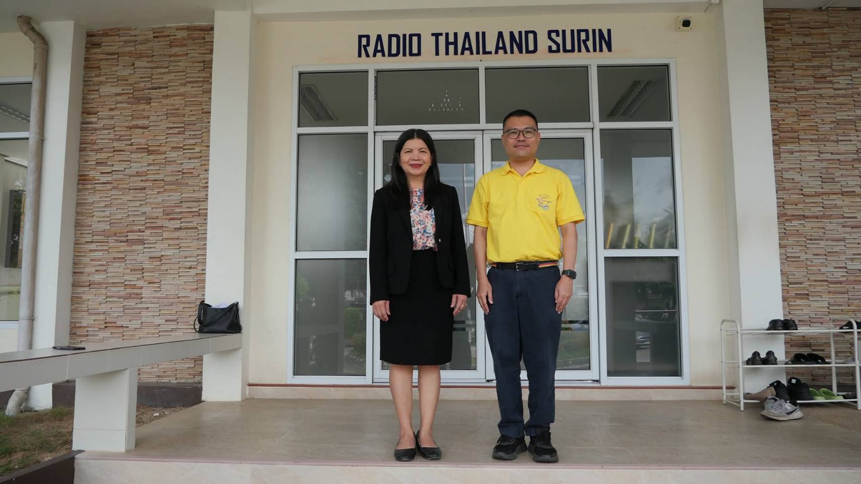 ...สำนักงานสรรพากรพื้นที่สุรินทร์ โดยนางนกชรัศมิ์ บุญสิระรัศมิ์ นักวิชาการสรรพากรชำนาญการพิเศษ รักษาราชการแทน สรรพากรพื้นที่สุรินทร์ ให้สัมภาษณ์และตอบข้อซักถามของสถานีวิทยุกระจายเสียง สวท.สุรินทร์ สปข.2 กรมประชาสัมพันธ์  (FM 97.5 MHz., 93.5 MHz และ AM 909 KHz) ซึ่งขอสัมภาษณ์ และซักถามเกี่ยวกับ 