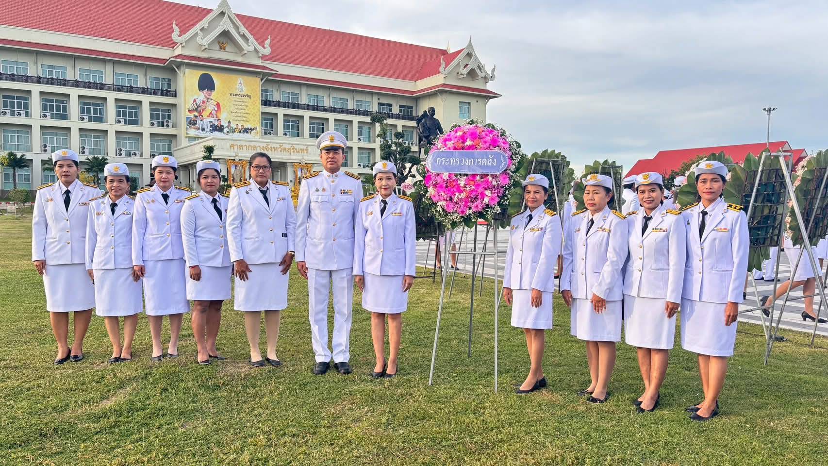 วันที่ 23 ตุลาคม 2568 เวลา 06.30 น. สำนักงานสรรพากรพื้นที่สุรินทร์โดยนางกัญญา ชาวบัวขาว นักวิชาการสรรพากรชำนาญการพิเศษ นำคณะข้าราชการและลูกจ้างสำนักงานสรรพากรพื้นที่สุรินทร์ เข้าร่วมพิธีวางพวงมาลาถวายบังคมพระบรมราขานุสรณ์ พระบาทสมเด็จพระจุลจอมเกล้าเจ้าอยู่หัว เนื่องในวันปิยมหาราช  ณ บริเวณพระบรมราชานุสาวรีย์พระบาทสมเด็จพระจุลจอมเกล้าเจ้าอยู่หัว ด้านหน้าอาคารศาลากลางจังหวัดสุรินทร์ ตำบลนอกเมือง อำเภอเมืองสุรินทร์ จังหวัดสุรินทร์