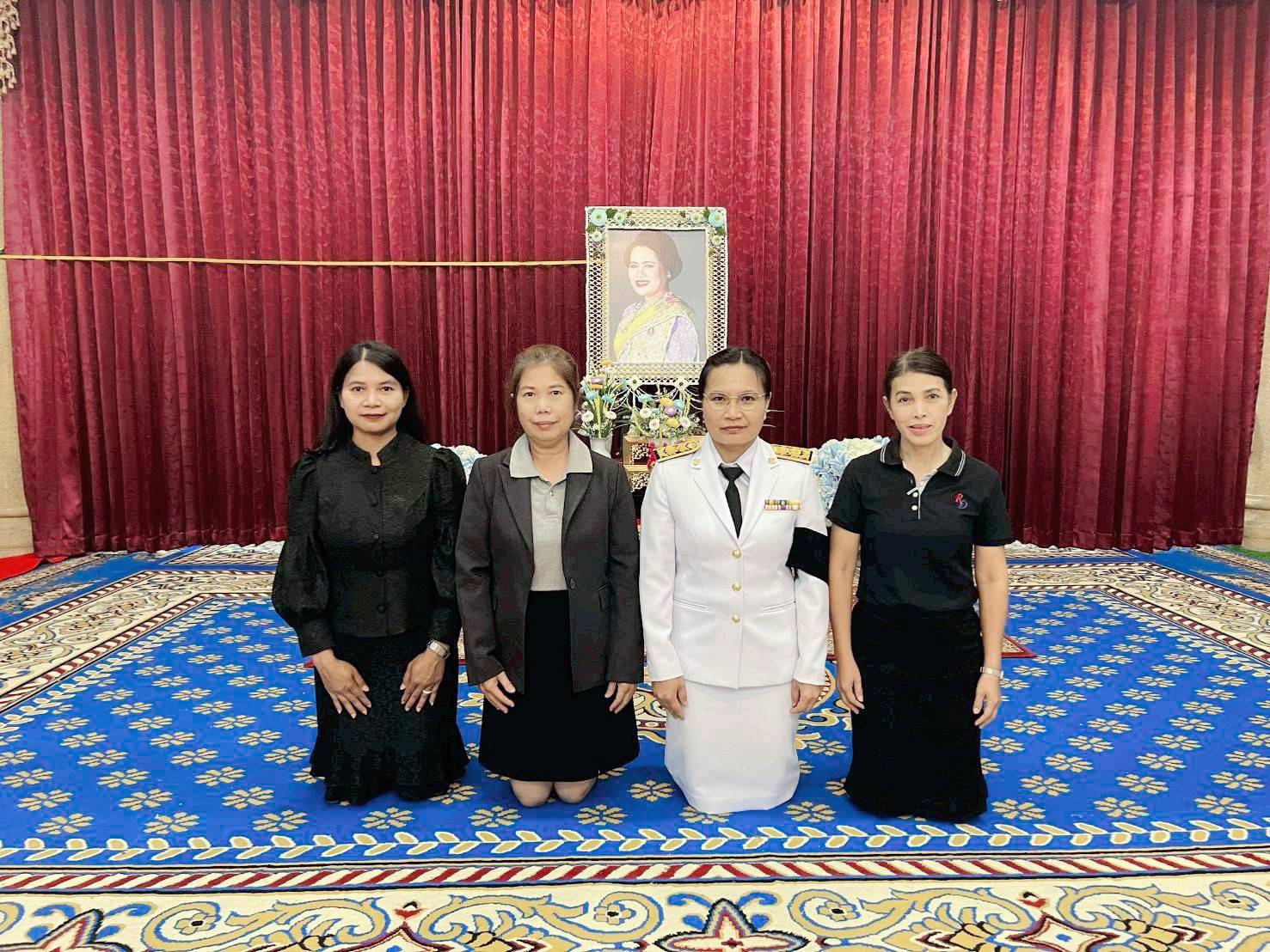 วันที่ 27 ตุลาคม 2568 เวลา 18.00 น. สำนักงานสรรพากรพื้นที่สุรินทร์โดย นางสาวหนึ่งฤทัย  สิงคเสลิต นักตรวจสอบภาษีชำนาญการพิเศษ นำคณะข้าราชการและลูกจ้างสำนักงานสรรพากรพื้นที่สุรินทร์ ร่วมพิธีบำเพ็ญกุศลสวดพระอภิธรรมถวายพระบรมศพ สมเด็จพระนางเจ้าสิริกิติ์ พระบรมราชินีนาถ พระบรมราชชนนีพันปีหลวง  ณ วัดศาลาลอยพระอารามหลวง ตำบลในเมือง อำเภอเมืองสุรินทร์ จังหวัดสุรินทร์