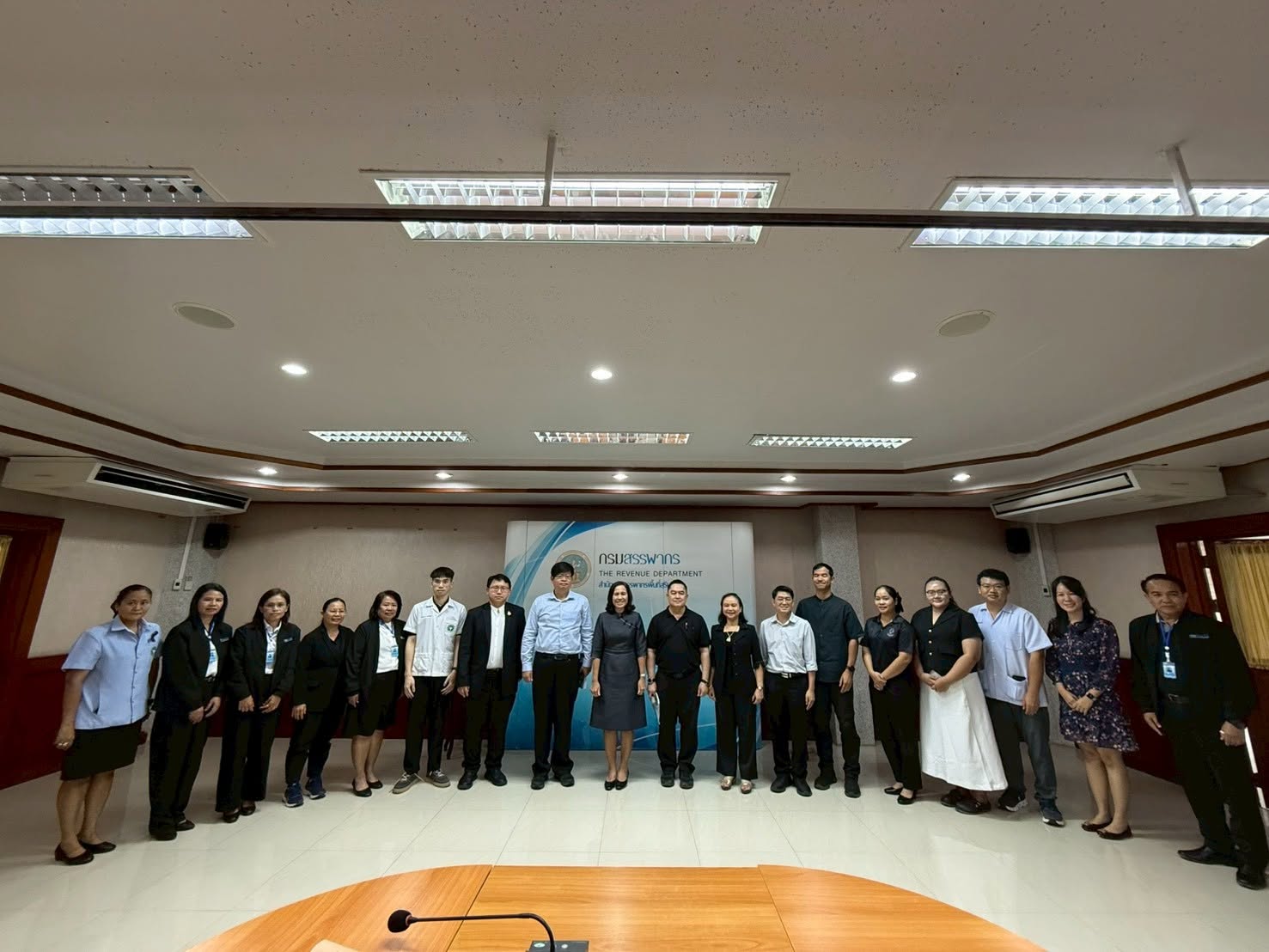 สำนักงานสรรพากรพื้นที่สุรินทร์ จัดโครงการประชุมชี้แจงกรณีรายได้จากการประกอบวิชาชีพแพทย์ โดยมี นางเปรมฤดี อุ่นจิตต สรรพากรพื้นที่สุรินทร์ เป็นประธานเปิดการประชุม พร้อมด้วยผู้บริหารโรงพยาบาล บุคลากรทางการแพทย์ เจ้าหน้าที่การเงินและบัญชี จากหน่วยงานภาครัฐและภาคเอกชนในจังหวัดสุรินทร์ เข้าร่วมการประชุม ในวันพฤหัสบดีที่ 11 มิถุนายน 2569 เวลา 08.30 – 12.00 น. ณ ห้องประชุมชั้น 4 สำนักงานสรรพากรพื้นที่สุรินทร์ การประชุมครั้งนี้จัดขึ้นเพื่อเสริมสร้างความรู้ ความเข้าใจเกี่ยวกับประเภทเงินได้พึงประเมิน หลักเกณฑ์การคำนวณภาษี การหักค่าใช้จ่าย ค่าลดหย่อน และการยื่นแบบแสดงรายการภาษีเงินได้บุคคลธรรมดาให้ถูกต้องตามประมวลรัษฎากร รวมทั้งสร้างความร่วมมืออันดีระหว่างกรมสรรพากรกับผู้เสียภาษี เพื่อให้การปฏิบัติตามกฎหมายภาษีอากรเป็นไปอย่างถูกต้อง ครบถ้วน และมีประสิทธิภาพ