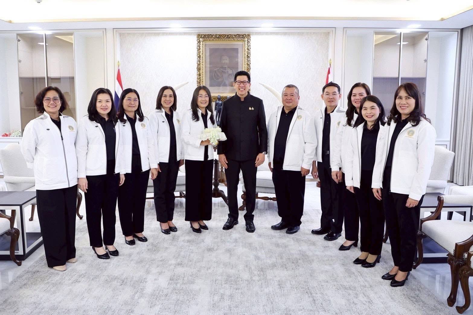 นางสาวลักขณา ต่อพล สรรพากรภาค 9 พร้อมด้วยนางเปรมฤดี อุ่นจิตต สรรพากรพื้นที่สุรินทร์ และสรรพากรพื้นที่ในสังกัดสำนักงานสรรพากรภาค 9  เข้าขอพรและอวยพรปีใหม่ ดร. เอกนิติ นิติทัณฑ์ประภาศ รองนายกรัฐมนตรีและรัฐมนตรีว่าการกระทรวงการคลัง    นายลวรณ แสงสนิท ปลัดกระทรวงการคลัง  นายปิ่นสาย สุรัสวดี รองปลัดกระทรวงการคลัง ณ อาคาร 150 ปี กระทรวงการคลัง และเข้าขอพรและอวยพรปีใหม่ ดร. กุลยา ตันติเตมิท อธิบดีกรมสรรพากร และผู้บริหารกรมสรรพากร ณ อาคารสถาบันพัฒนาการจัดเก็บภาษีอากร กรมสรรพากร จังหวัดนนทบุรี  เมื่อวันที่ 13 - 14 มกราคม 2569