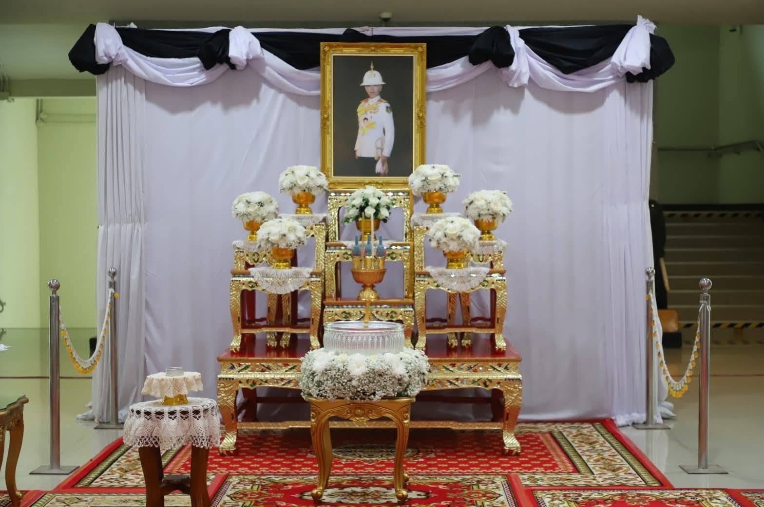 นางเปรมฤดี อุ่นจิตต สรรพากรพื้นที่สุรินทร์ มอบหมายให้ นางนกชรัศมิ์ บุญสิระรัศมิ์ นักวิชาการสรรพากรชำนาญการพิเศษ เข้าร่วมพิธีถวายน้ำสรงพระศพและลงนามแสดงความอาลัยเบื้องหน้าพระรูป สมเด็จพระเจ้าลูกเธอ เจ้าฟ้าพัชรกิติยาภา นเรนทิราเทพยวดี กรมหลวงราชสาริณีสิริพัชร มหาวัชรราชธิดา เพื่อแสดงออกถึงความจงรักภักดีและน้อมสำนึกในพระกรุณาธิคุณ โดยมี นายประภาส ศรีจันทร์เวียง รองผู้ว่าราชการจังหวัดสุรินทร์ เป็นประธานในพิธี พร้อมด้วยหัวหน้าส่วนราชการ ข้าราชการจากหน่วยงานต่าง ๆ องค์กรปกครองส่วนท้องถิ่น และพสกนิกรชาวจังหวัดสุรินทร์ เข้าร่วมพิธีตามลำดับ ในวันเสาร์ที่ 13 มิถุนายน 2569 เวลา 08.00 น. ณ ห้องโถงชั้น 1 ศาลากลางจังหวัดสุรินทร์ ตำบลนอกเมือง อำเภอเมืองสุรินทร์ จังหวัดสุรินทร์