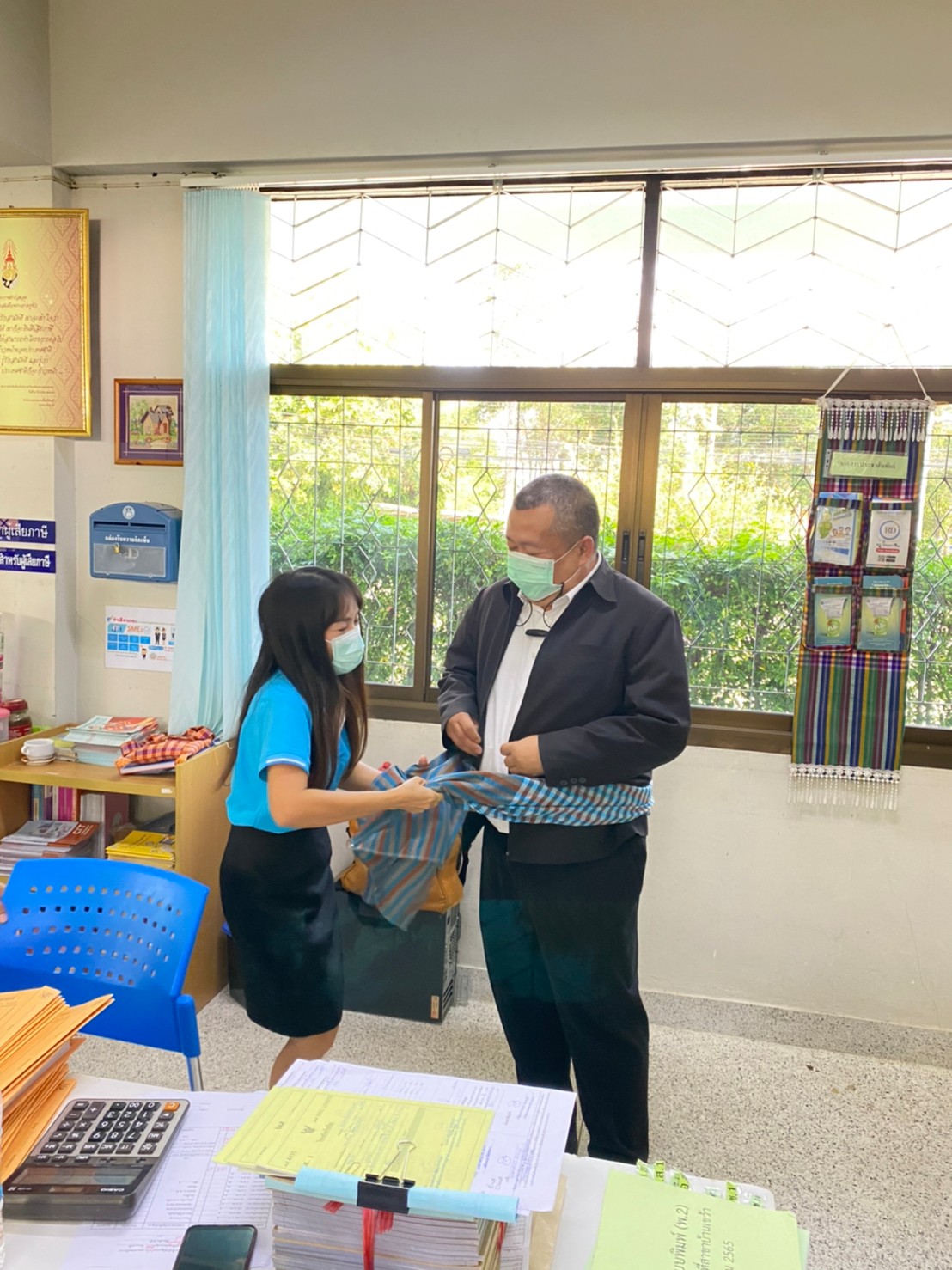 นายสถิตพงษ์ จันทรพลพันธ์ สรรพากรพื้นที่ชัยภูมิ พร้อมด้วยส่วนวางแผนและประเมินผล เข้าตรวจราชการประจำปีงบประมาณ 2565 ณ สำนักงานสรรพากรพื้นที่สาขาบ้านเขว้า