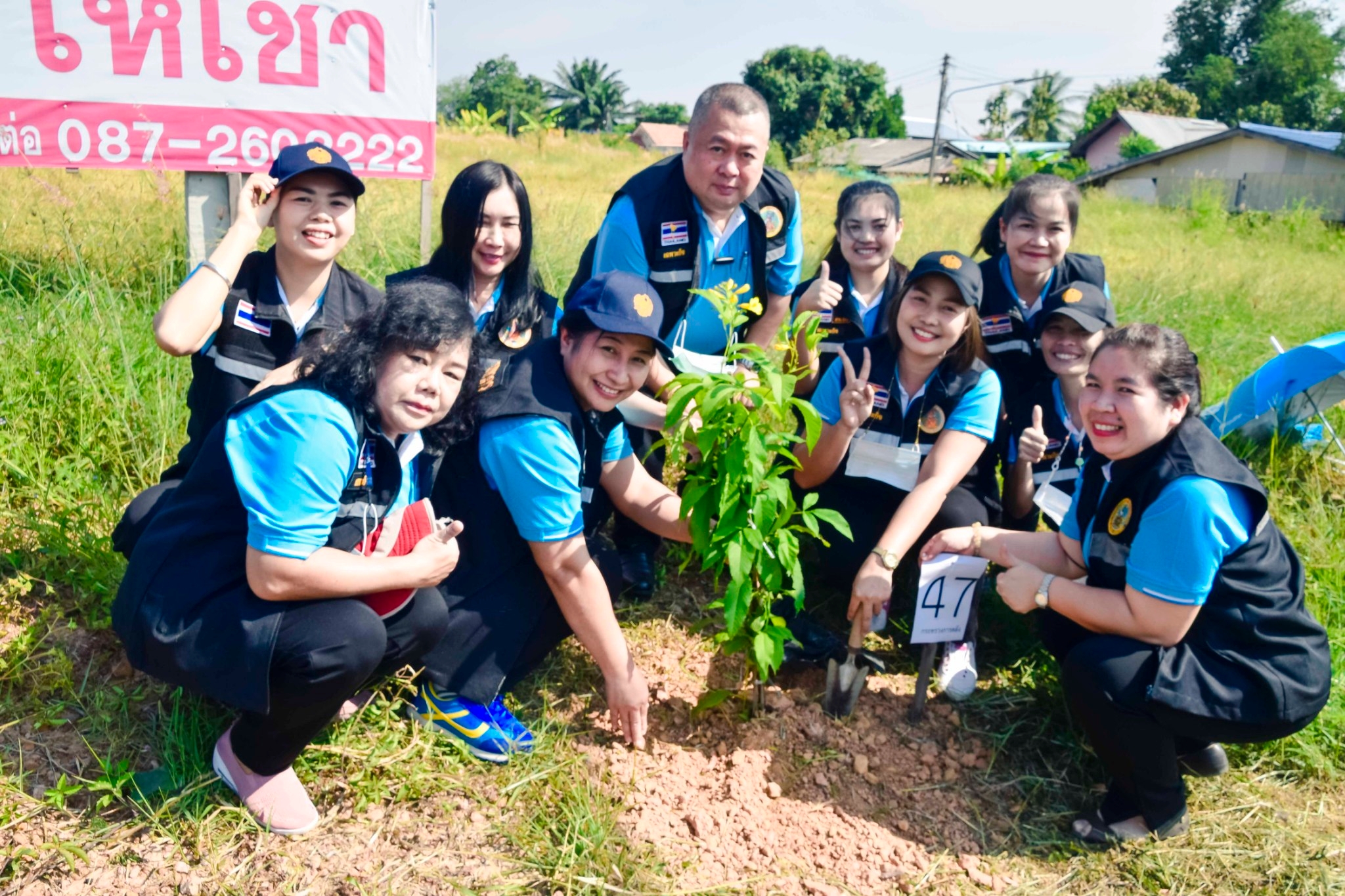 นายสถิตพงษ์ จันทรพลพันธ์ และเจ้าหน้าที่ฯสำนักงานสรรพากรพื้นที่ชัยภูมิเข้าร่วมกิจกรรมปลูกต้นไม้ (ต้นทองอุไร) ในโครงการ 1 จังหวัด 1 ถนนเฉลิมพระเกียรติฯ ในวันศุกร์ที่ 23 ธันวาคม 2565