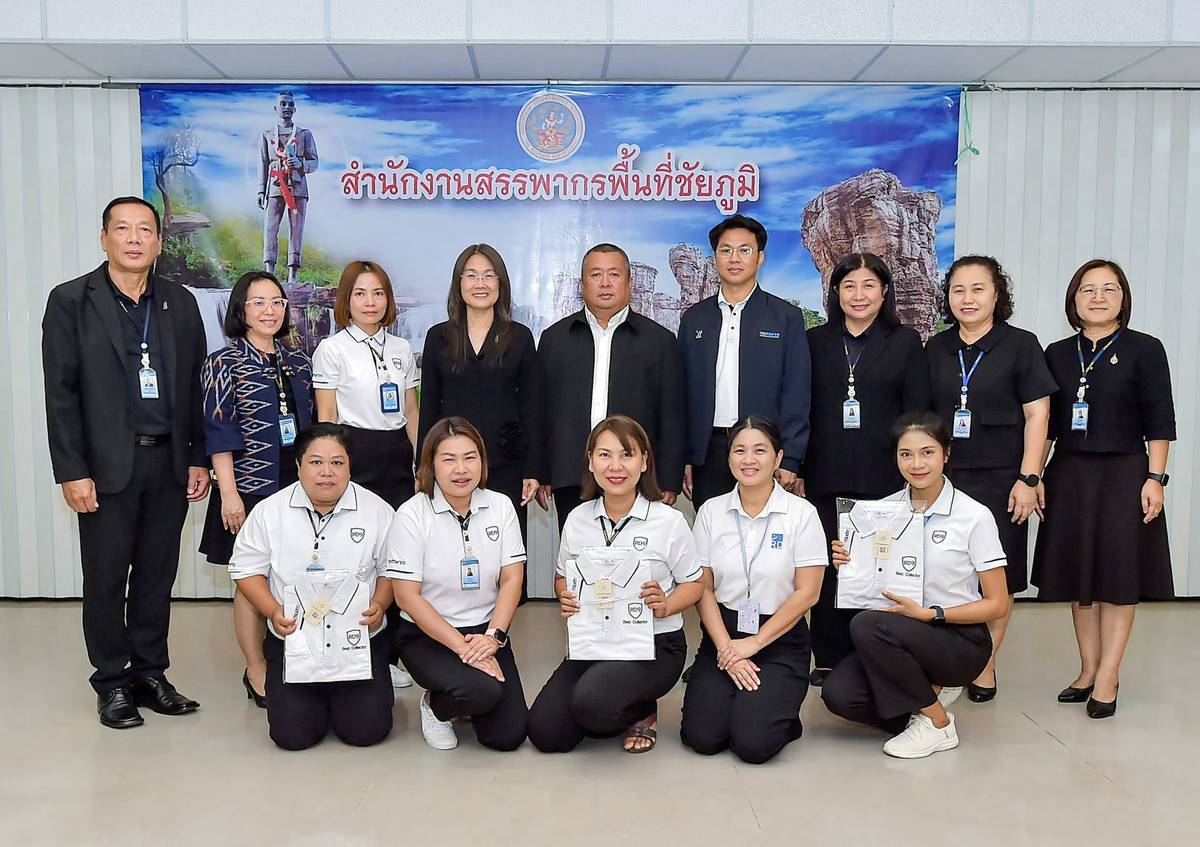 สำนักงานสรรพากรพื้นที่ชัยภูมิ รับมอบเสื้อจาก นางสาวลักขณา ต่อพล สรรพากรภาค 9 โดยเป็นเสื้อรางวัลแห่งความทุ่มเทโครงการ 