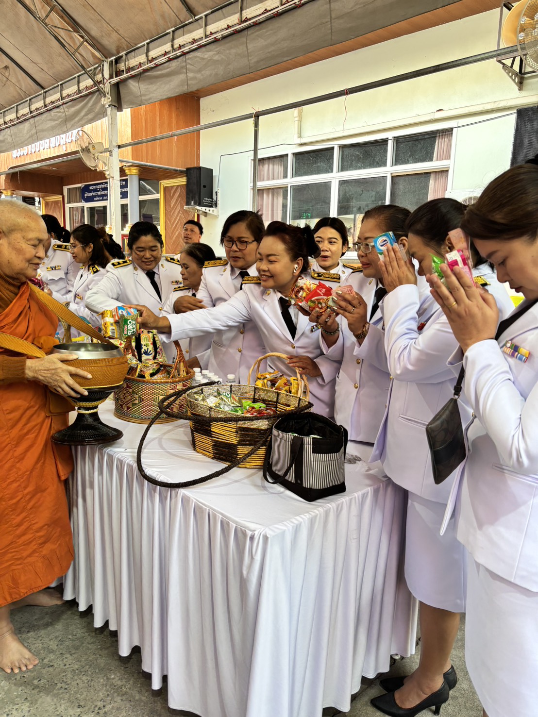 ร่วมพิธีเจริญพระพุทธมนต์ และพิธีทำบุญตักบาตร เฉลิมพระเกียรติ สมเด็จพระกนิษฐาธิราชเจ้าฯ