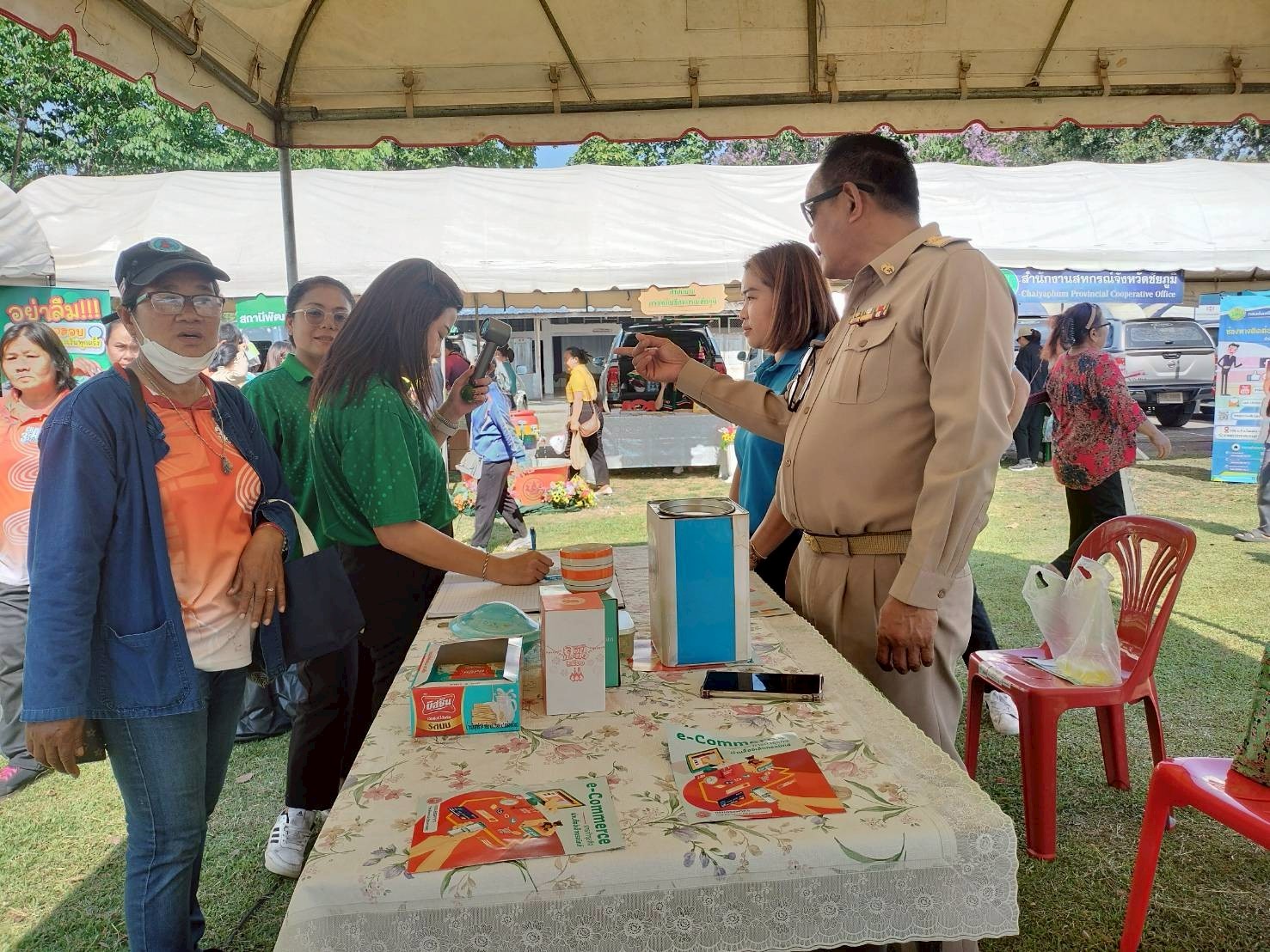สท.ชัยภูมิ ร่วมโครงการจังหวัดเคลื่อนที่จังหวัดชัยภูมิ โครงการการให้บริการเคลื่อนที่ส่วนราชการระดับจังหวัด และระดับอำเภอ ณ โรงเรียนบ้านตะลอมไผ่