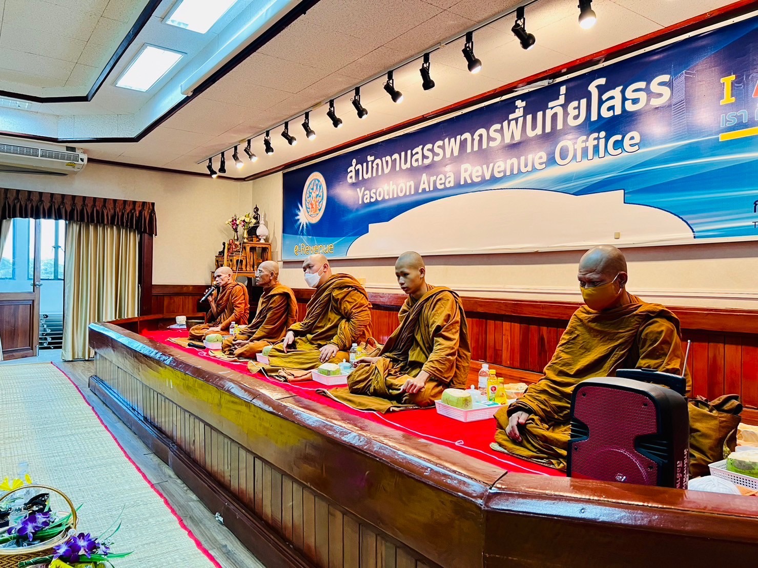 พิธีทำบุญตักบาตรเนื่องในโอกาสส่งท้ายปีเก่าต้อนรับปีใหม่ 2567 