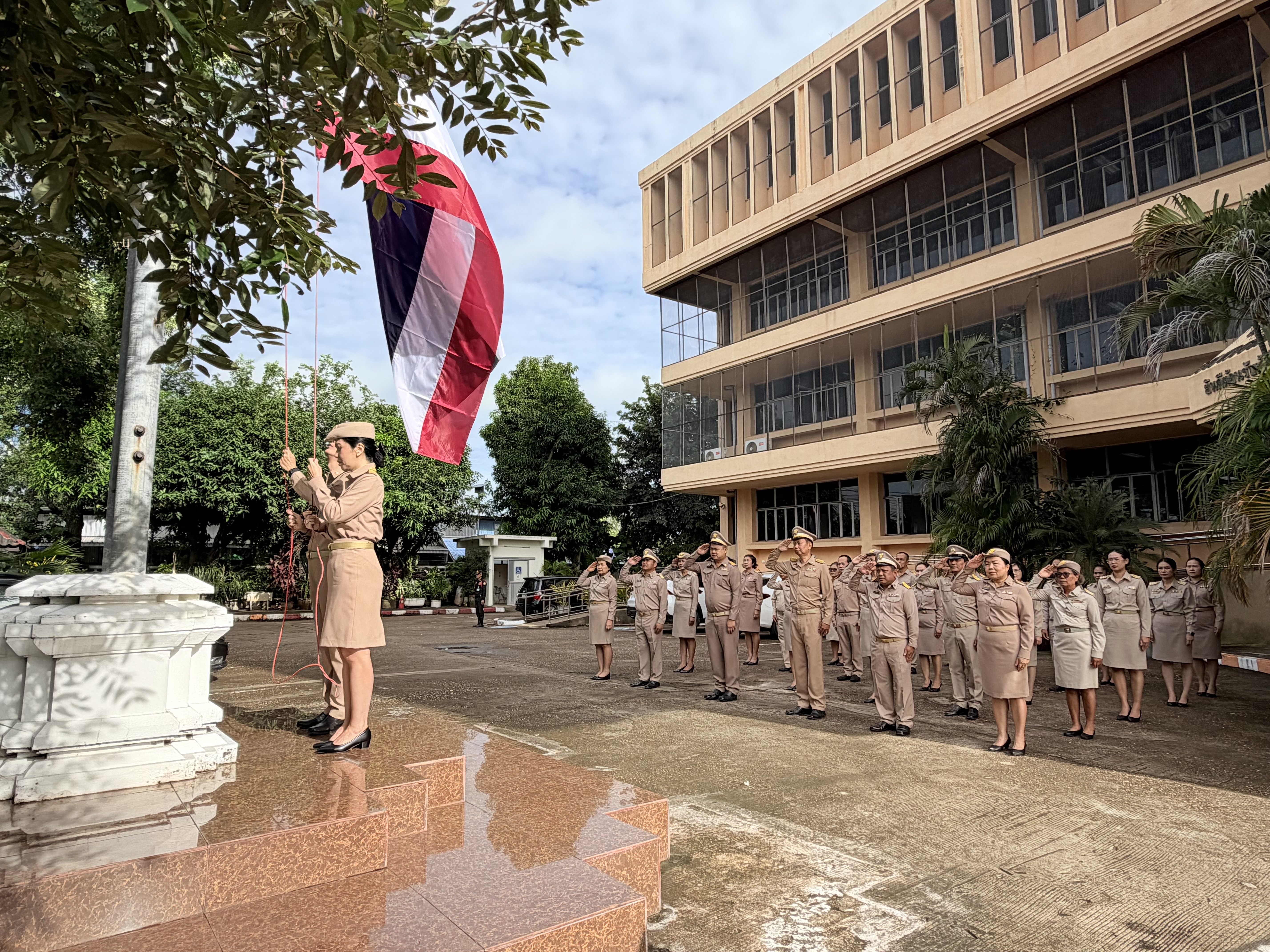 สำนักงานสรรพากรพื้นที่ยโสธร จัดกิจกรรมเคารพธงชาติและร้องเพลงชาติไทย เนื่องในวันพระราชทานธงชาติไทย (Thai National Flag Day) 