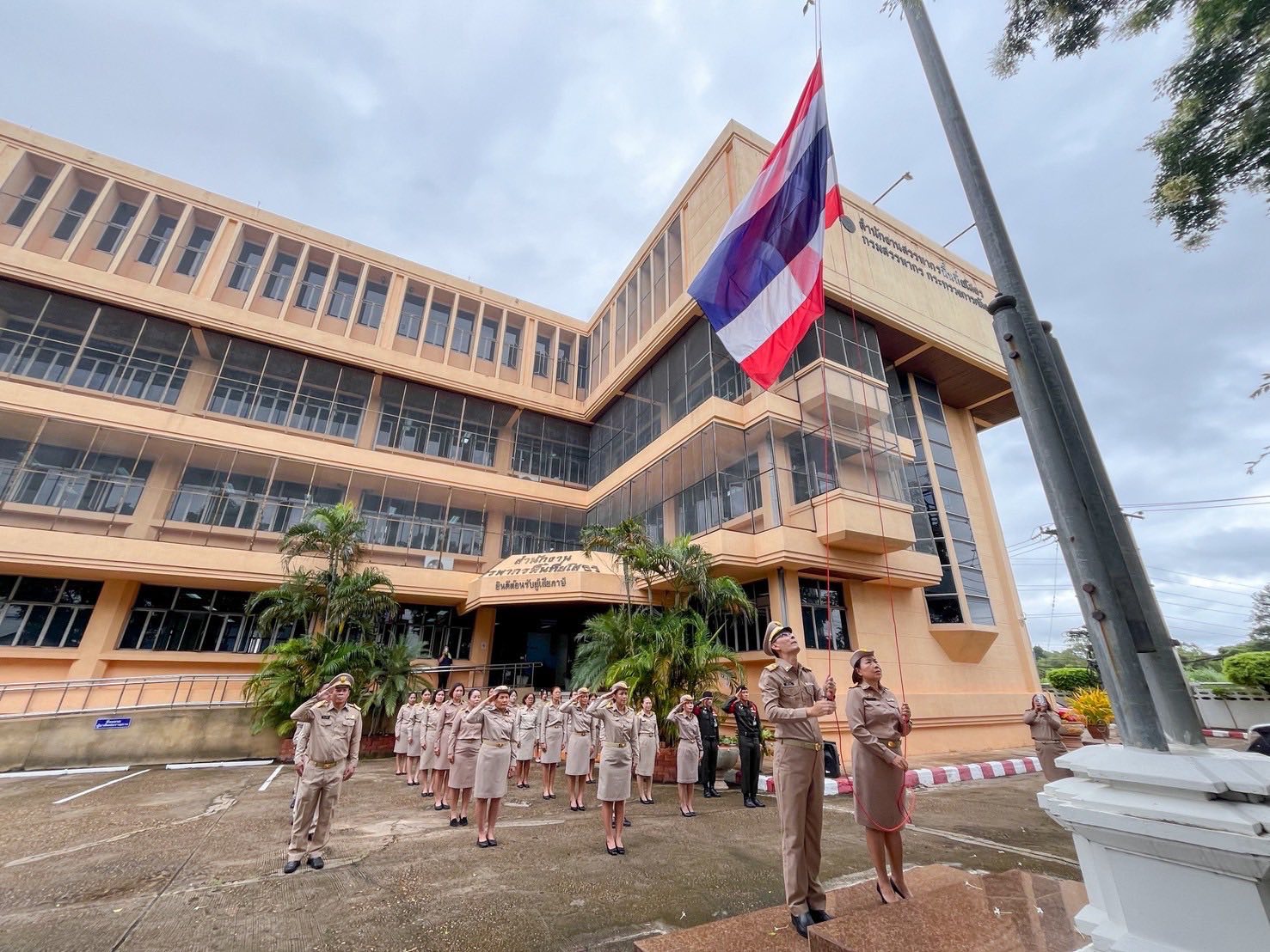 นางเปรมฤดี อุ่นจิตต สรรพากรพื้นที่ยโสธร นำคณะข้าราชการ และบุคลากรในสังกัด จัดกิจกรรมเคารพธงชาติและร้องเพลงชาติไทย เนื่องในวันพระราชทานธงชาติไทย
