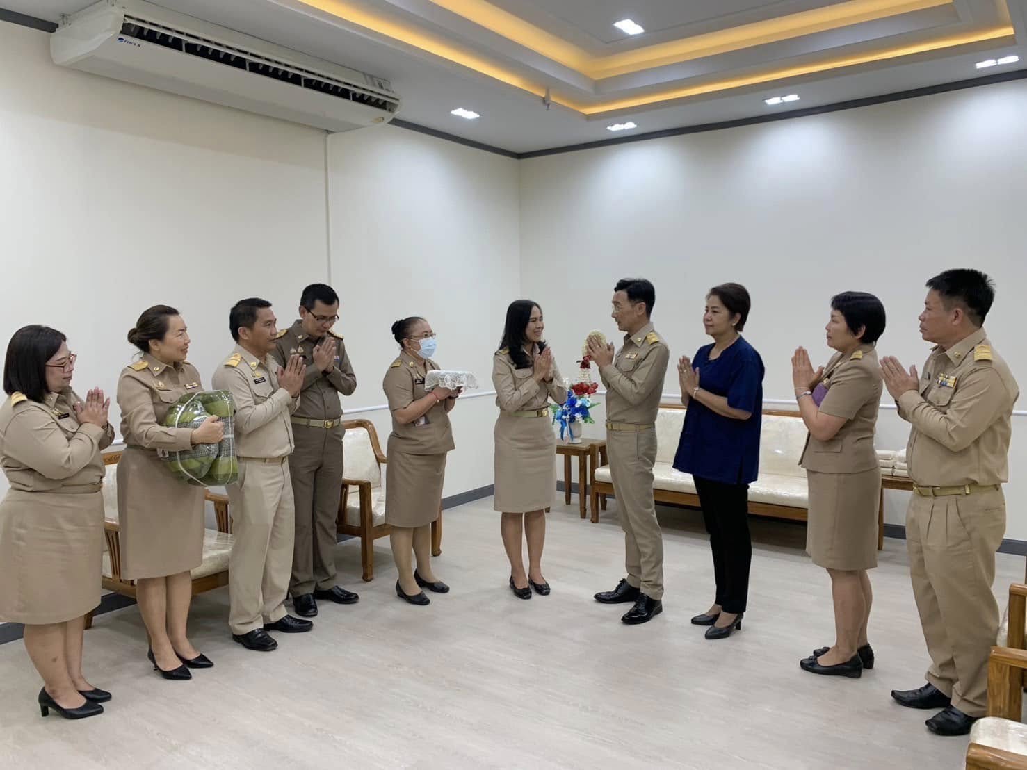 นางเปรมฤดี อุ่นจิตต สรรพากรพื้นที่ยโสธร นำคณะผู้บริหารสำนักงานสรรพากรพื้นที่ยโสธร  เข้าขอพรและสวัสดีปีใหม่ นายชาญชัย  ศรศรีวิชัย ผู้ว่าราชการจังหวัดยโสธร