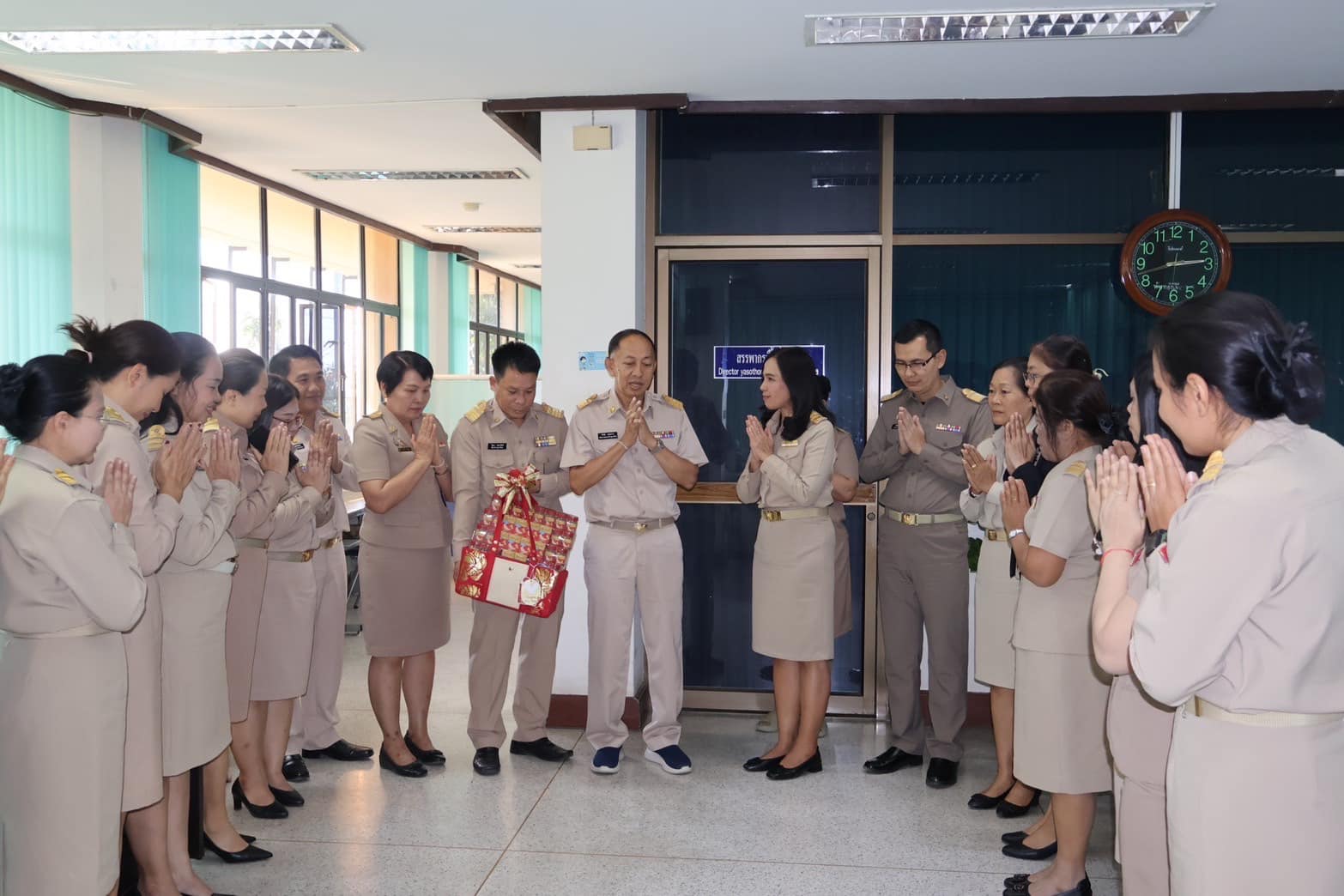 เมื่อวันจันทร์ที่ 6 มกราคม 2568 นายวันชัย  เสมอภาค ผู้ช่วยสรรพากรพื้นที่ยโสธร นำคณะผู้บริหาร ข้าราชการ พนักงานราชการ และลูกจ้างในสังกัดสำนักงานสรรพากรพื้นที่ยโสธร  เข้าขอพรและสวัสดีใหม่ 2568  นางเปรมฤดี  อุ่นจิตต สรรพากรพื้นที่ยโสธร