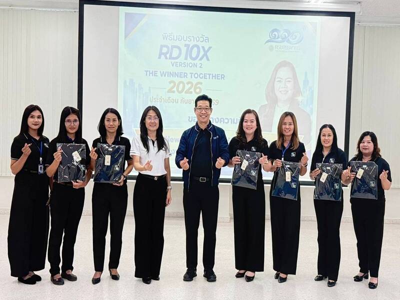 รับมอบเสื้อรางวัล RD10X จากนายภาณุวัฒน์ เหลืองวิไล รองอธิบดีกรมสรรพากร