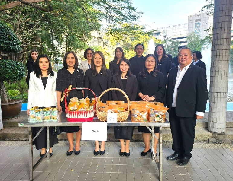 เข้าร่วมพิธีสักการะสิ่งศักดิ์สิทธิ์ประจำกรมสรรพากร และร่วมพิธีทำบุญตักบาตรแด่พระภิกษุสงฆ์ จำนวน 9 รูป เนื่องในวันเทศกาลปีใหม่ ประจำปี 2569