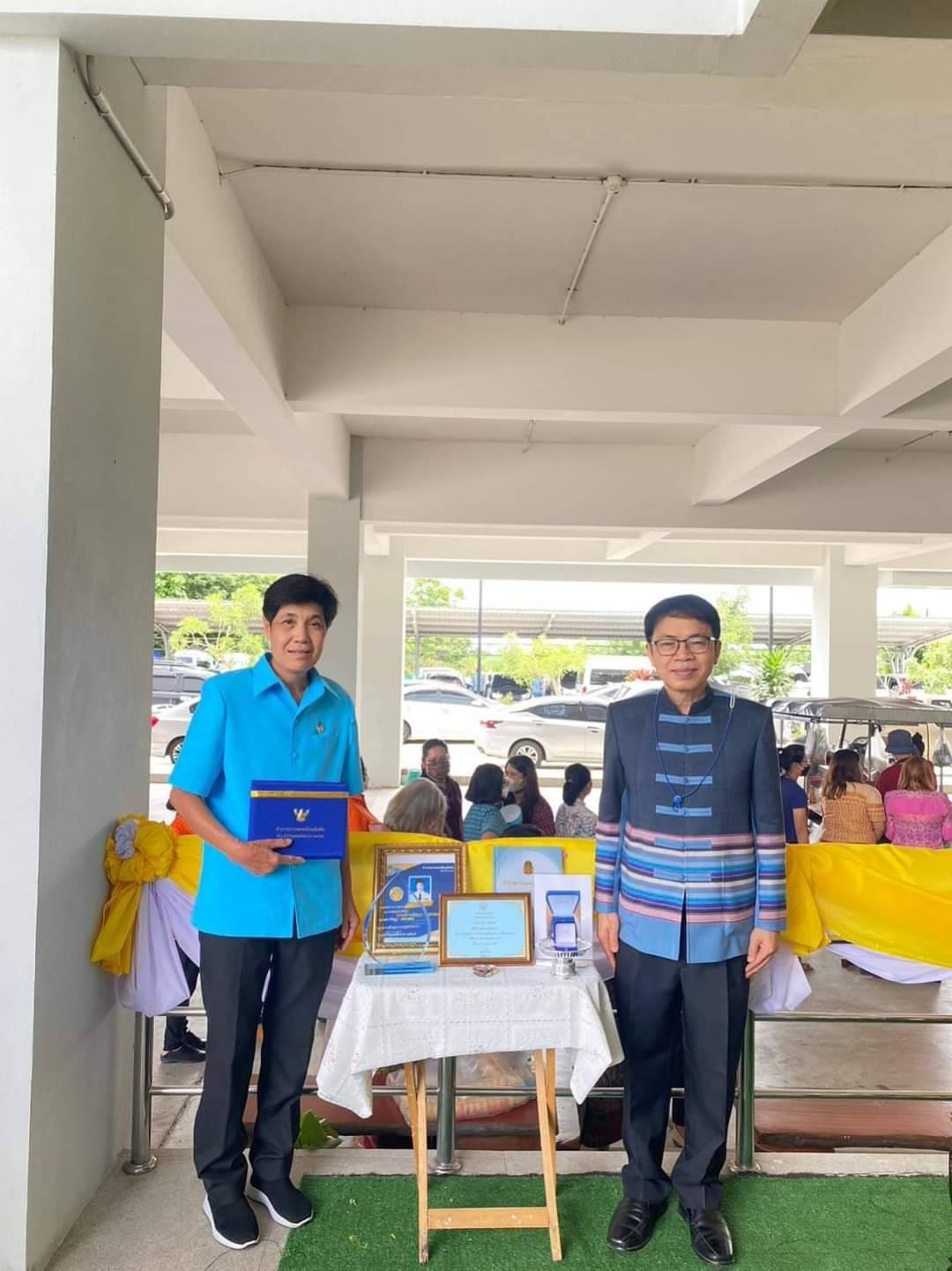  ร่วมแสดงความยินดีกับ นางสาวรัชฎา  เหลาหอม นักวิชาการสรรพากรชำนาญการ สังกัดสำนักงานสรรพากรพื้นที่นครราชสีมา 2 ในโอกาสที่ได้รับคัดเลือกเป็นข้าราชการพลเรือนดีเด่น