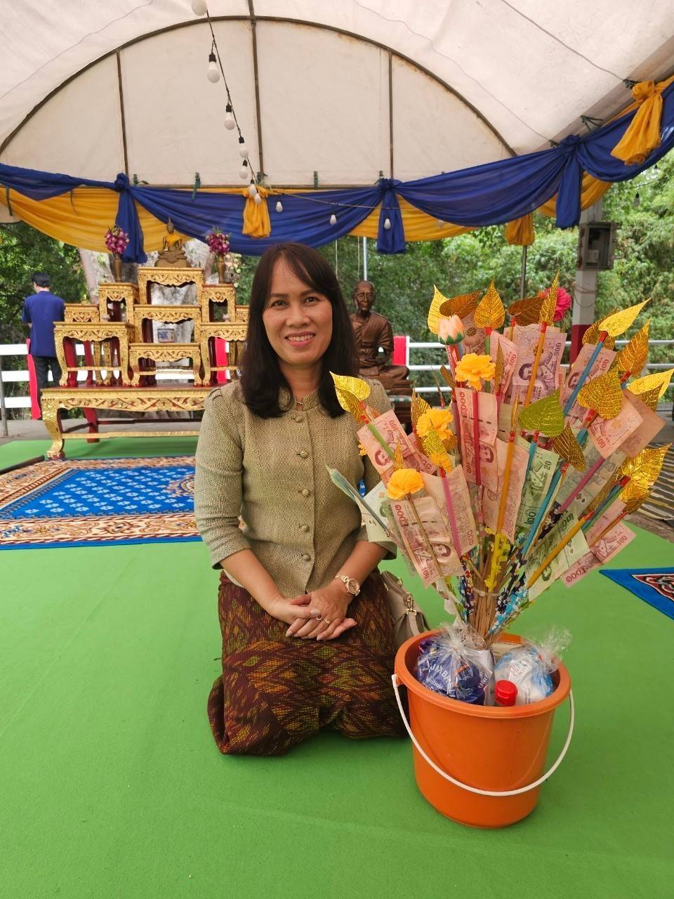 นางอังสนา วาริยศ สรรพากรพื้นที่นครราชสีมา 2 พร้อมตัวแทนเจ้าหน้าที่ในสังกัด ได้ถวายผ้าป่า และร่วมสืบสานประเพณีลอยกระทง