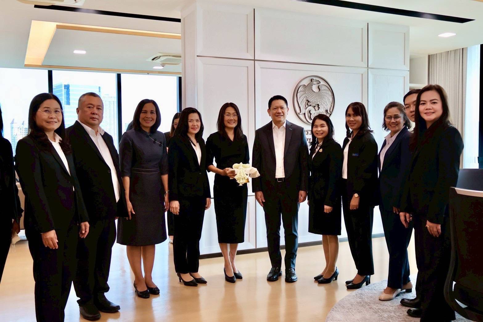 นางสาวลักขณา ต่อพล สรรพากรภาค 9 พร้อมด้วย นางอังสนา วาริยศ สรรพากรพื้นที่นครราชสีมา 2 และสรรพากรพื้นที่ในสังกัด เข้าขอพรและอวยพรปีใหม่ 