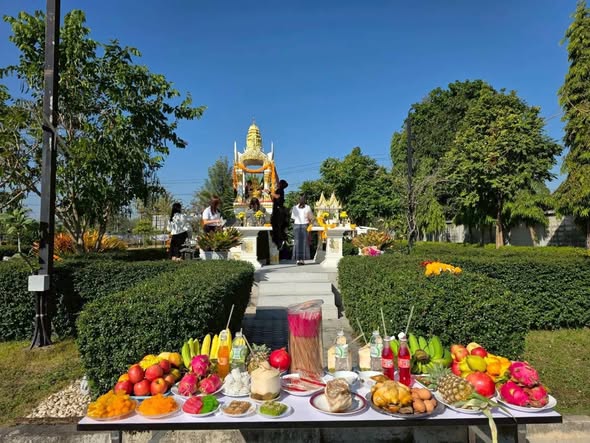  สำนักงานสรรพากรพื้นที่นครราชสีมา 2 จัดพิธีไหว้ศาลพระพรหม ศาลตายาย พร้อมนี้ นางอังสนา วาริยศ สรรพากรพื้นที่นครราชสีมา 2