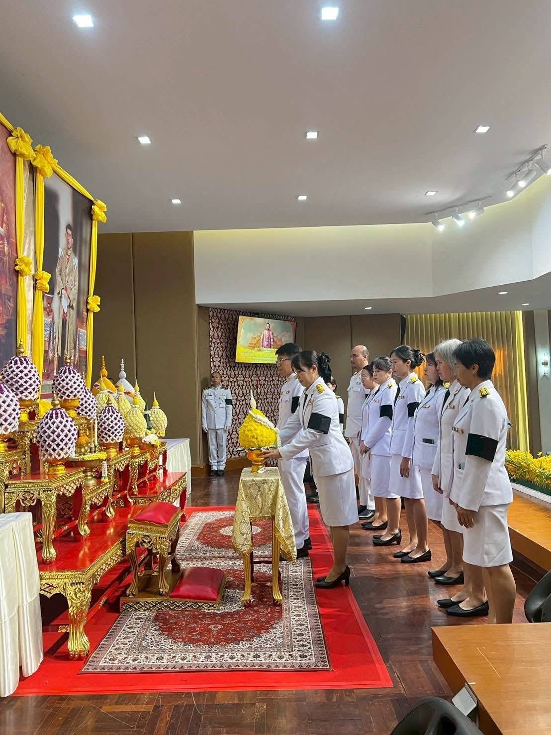 นางอังสนา วาริยศ สรรพากรพื้นที่นครราชสีมา 2 พร้อมตัวแทนเจ้าหน้าที่ในสังกัด ร่วมงานพิธีวางพานพุ่มดอกไม้ ถวายราชสักการะพระบรมสาทิสลักษณ์