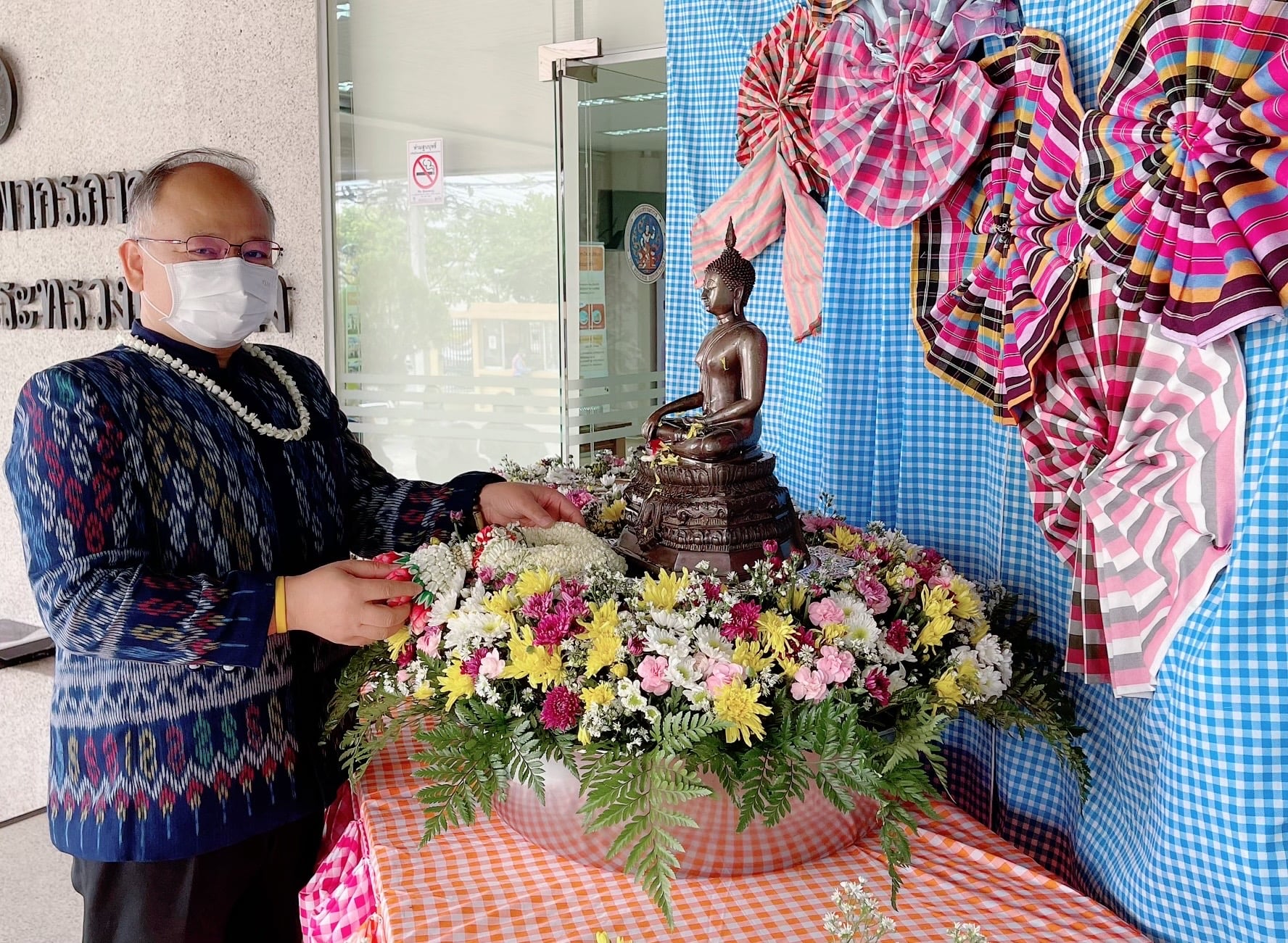 นายอาทร ศรีเชียงสา สรรพากรภาค 10  พร้อมด้วยคณะผู้บริหาร และเจ้าหน้าที่สังกัด ร่วมกิจกรรมสรงน้ำพระพุทธรูป เนื่องในเทศกาลวันสงกรานต์  2565