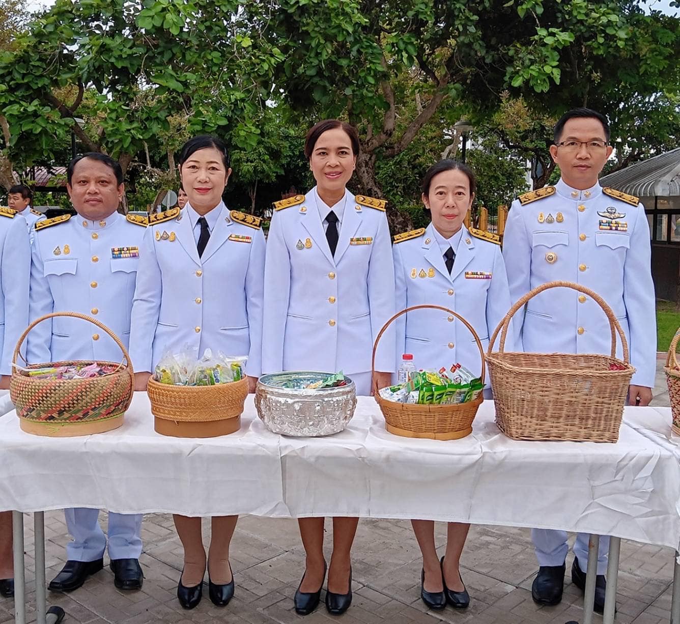 สำนักงานสรรพากรภาค 10 ร่วมพิธีทำบุญตักบาตรและวางพวงมาลาถวายราชสักการะ เนื่องในวันนวมินทรมหาราช