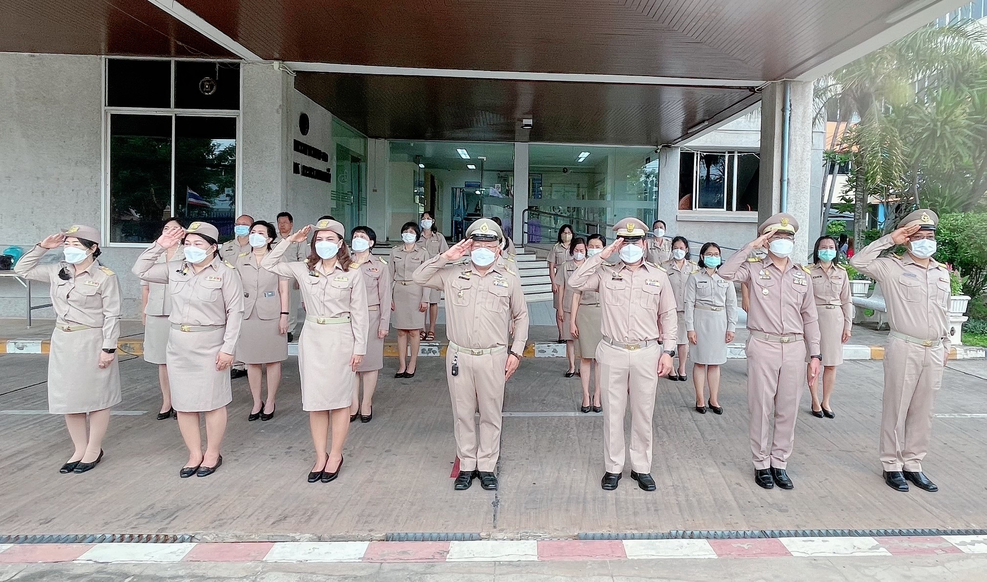 นายอาทร ศรีเชียงสา สรรพากรภาค 10  นำข้าราชการ พนักงานราชการ และลูกจ้าง  เคารพธงชาติและสวดมนต์ไหว้พระ