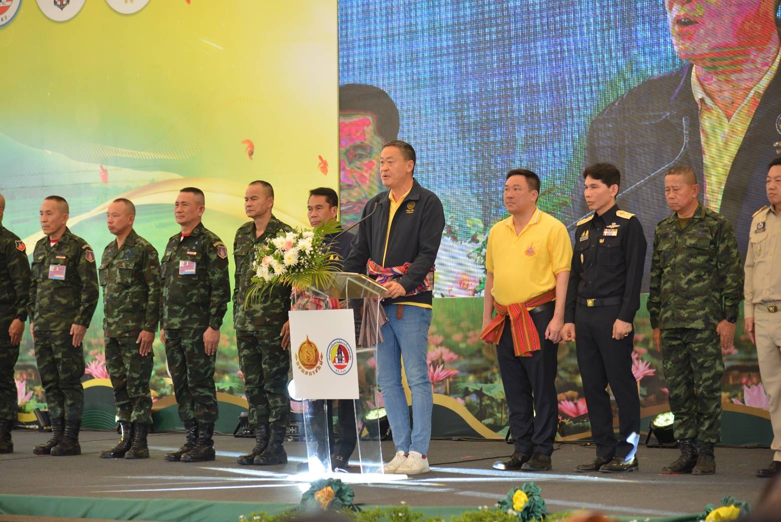 นายกรัฐมนตรีและรมว.คลัง มอบสัญญาเช่าที่ราชพัสดุให้กับผู้เช่าที่ราชพัสดุตามโครงการ “หนองวัวซอโมเดล” 