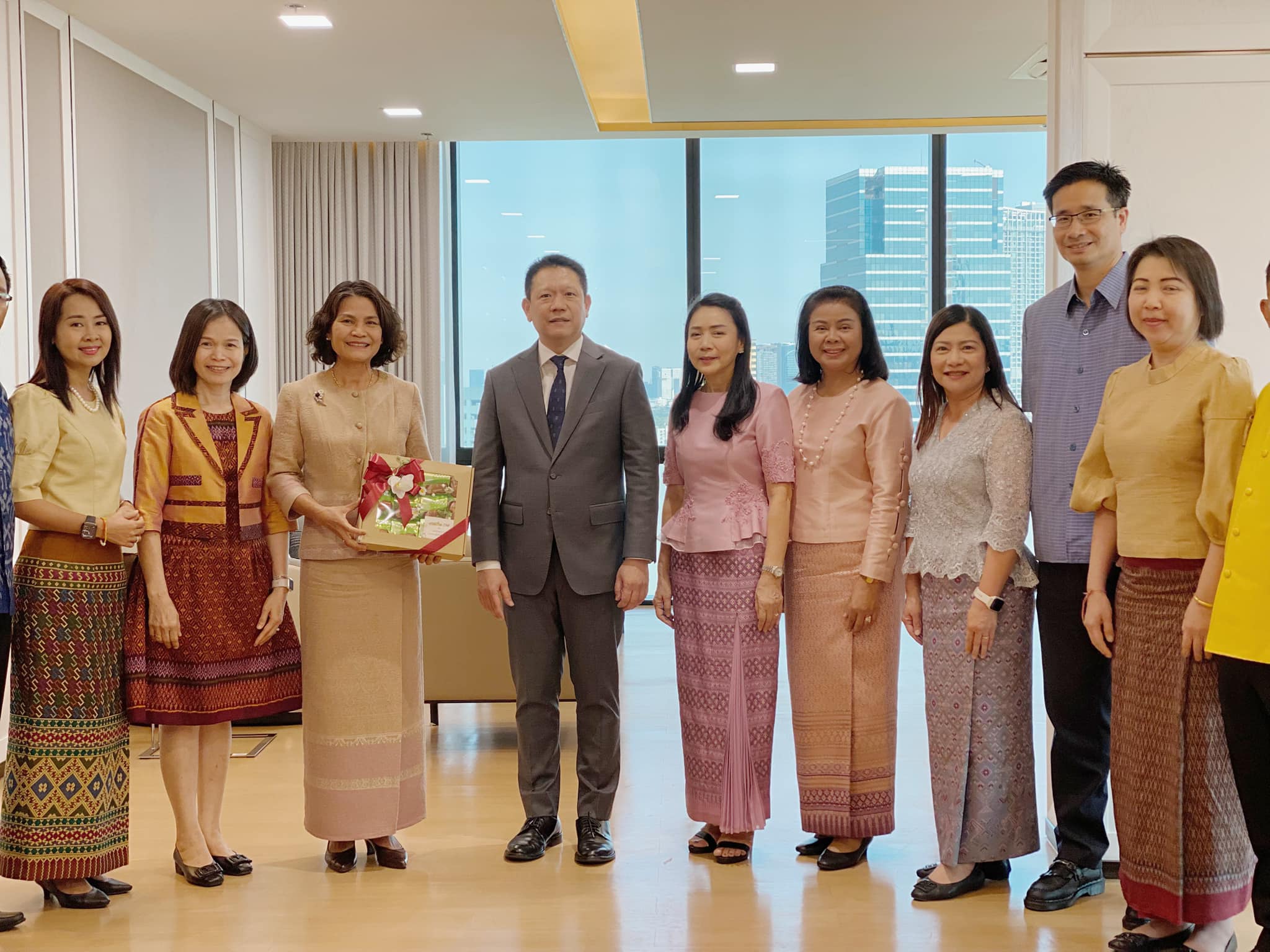 สำนักงานสรรพากรภาค 10 เข้าขอพรและสวัสดีปีใหม่ ปลัดกระทรวงการคลัง อธิบดีกรมสรรพากร ผู้บริหารระดับสูงของกระทรวงการคลัง และกรมสรรพากร