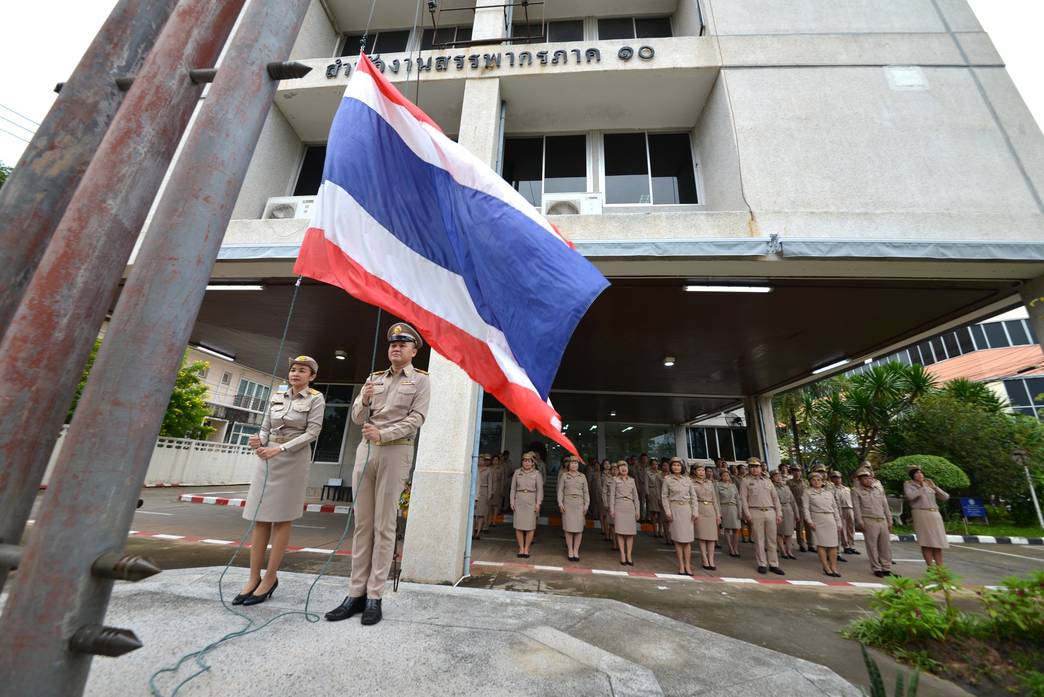 สำนักงานสรรพากรภาค ๑๐ และ สำนักงานสรรพากรพื้นที่อุดรธานี จัดกิจกรรมเคารพธงชาติและร้องเพลงชาติไทยเนื่องในวันพระราชทานธงชาติไทย ๒๘ กันยายน (Thai National Flag Day) ประจำปี ๒๕๖๘