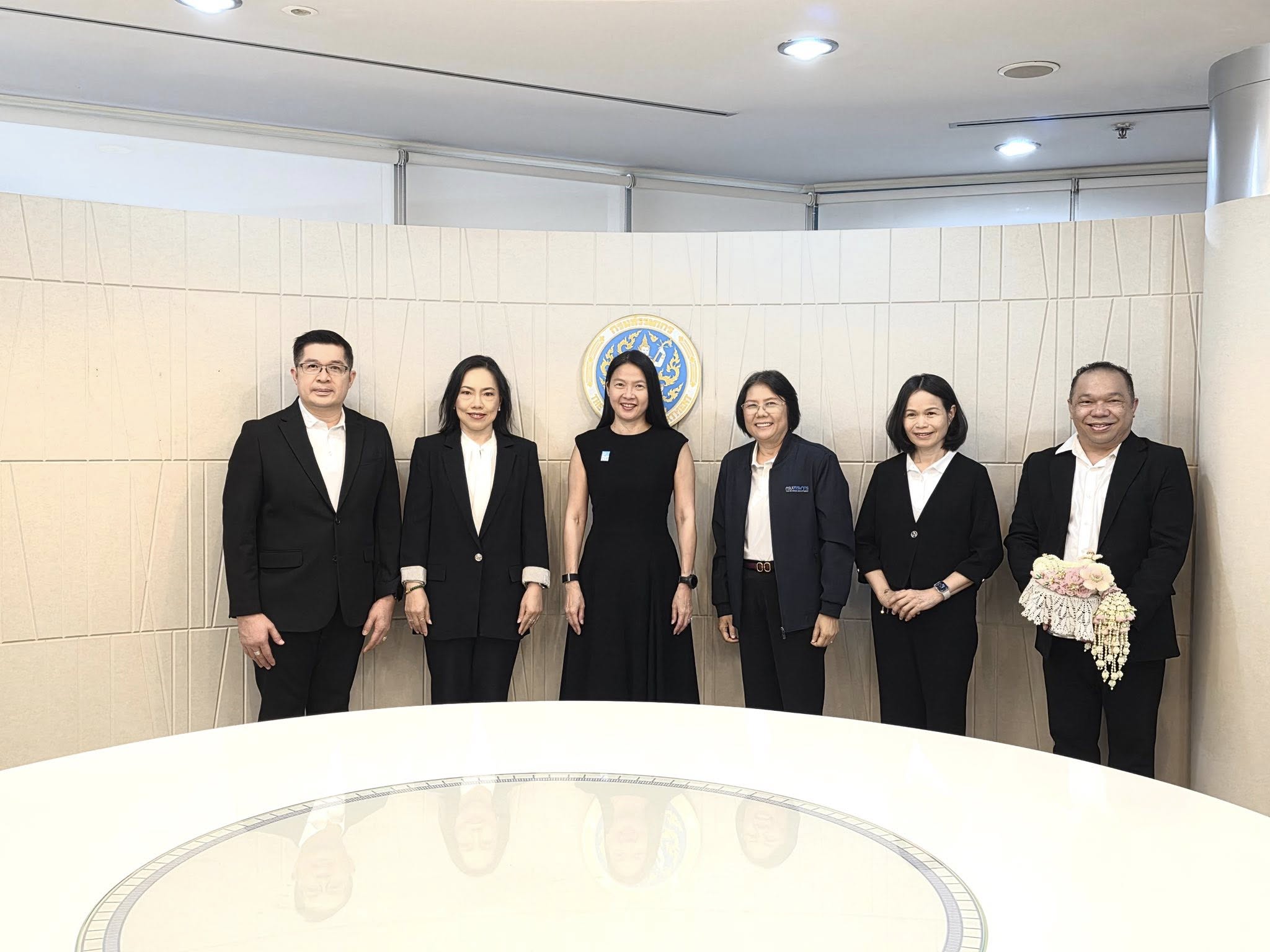 สรรพากรภาค 10 นำคณะผู้บริหาร เข้าพบเพื่อแสดงความขอบคุณและอำลา พร้อมทั้งมอบมาลัยกรแด่ ดร.กุลยา ตันติเตมิท อธิบดีกรมสรรพากร