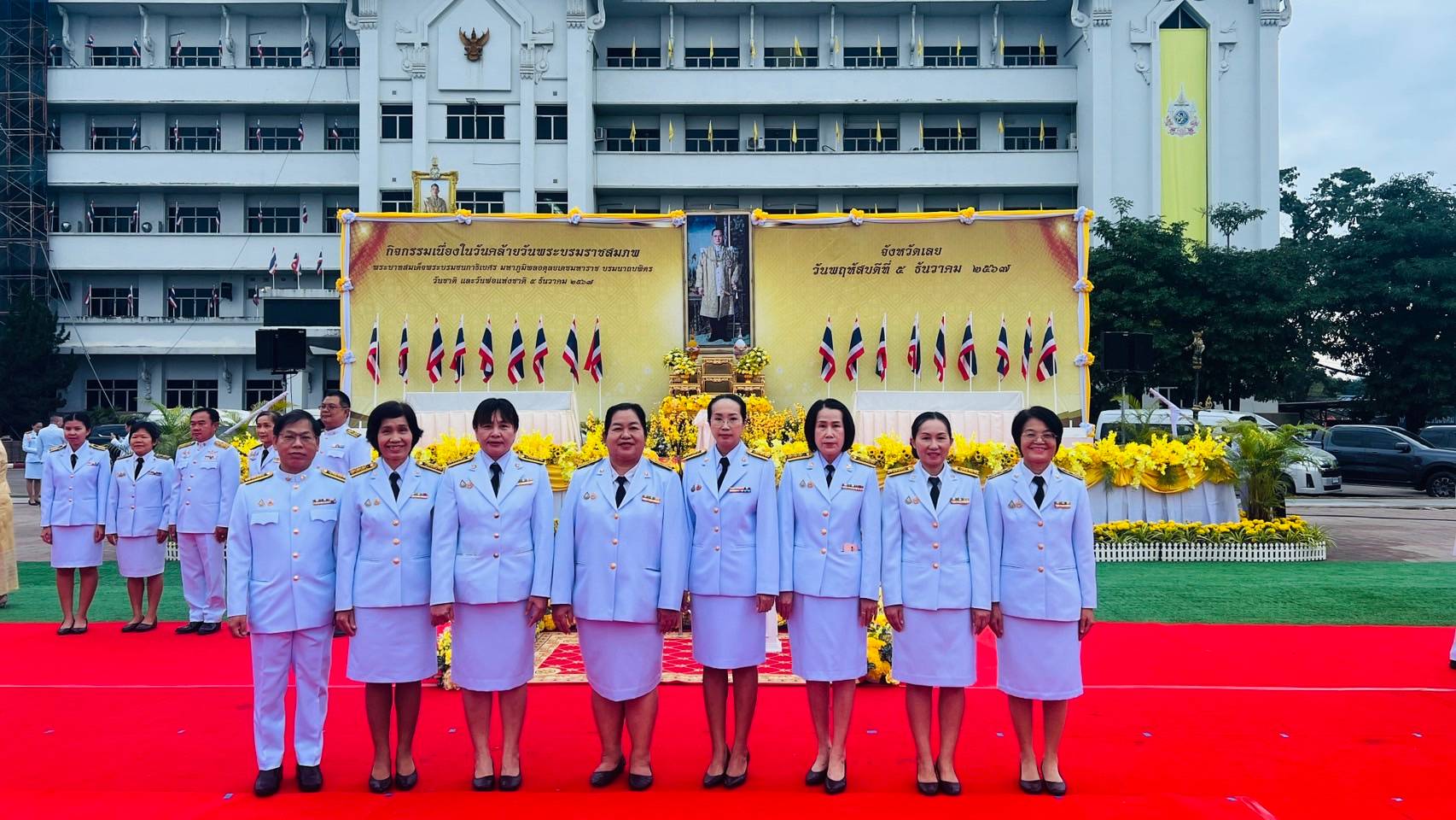 ร่วมพิธีทำบุญตักบาตรถวายพระราชกุศล และพิธีวางพานพุ่มถวายราชสักการะ เนื่องในวันคล้ายวันพระบรมราชสมภพ พระบาทสมเด็จพระบรมชนกาธิเบศร มหาภูมิพลอดุลยเดชมหาราช บรมนาถบพิตร  วันชาติ และวันพ่อแห่งชาติ 5 ธันวาคม 2567