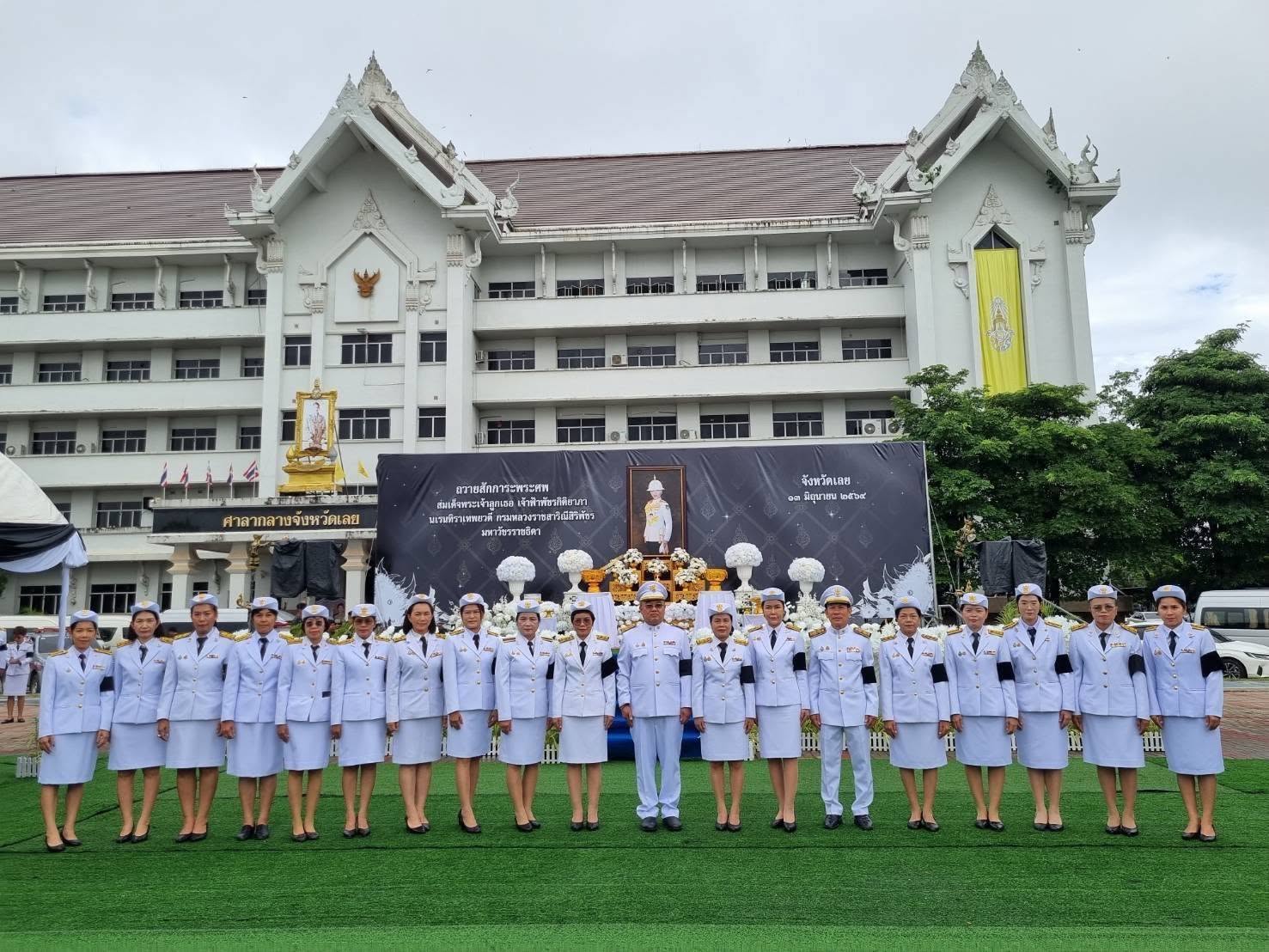 ร่วมพิธีถวายน้ำสรงพระศพเบื้องหน้าพระรูป สมเด็จพระเจ้าลูกเธอ เจ้าฟ้าพัชรกิติยาภา นเรนทิราเทพยวดี กรมหลวงราชสาริณีสิริพัชร มหาวัชรราชธิดา พร้อมลงนามแสดงความอาลัยและน้อมรำลึกในพระกรุณาธิคุณอันหาที่สุดมิได้