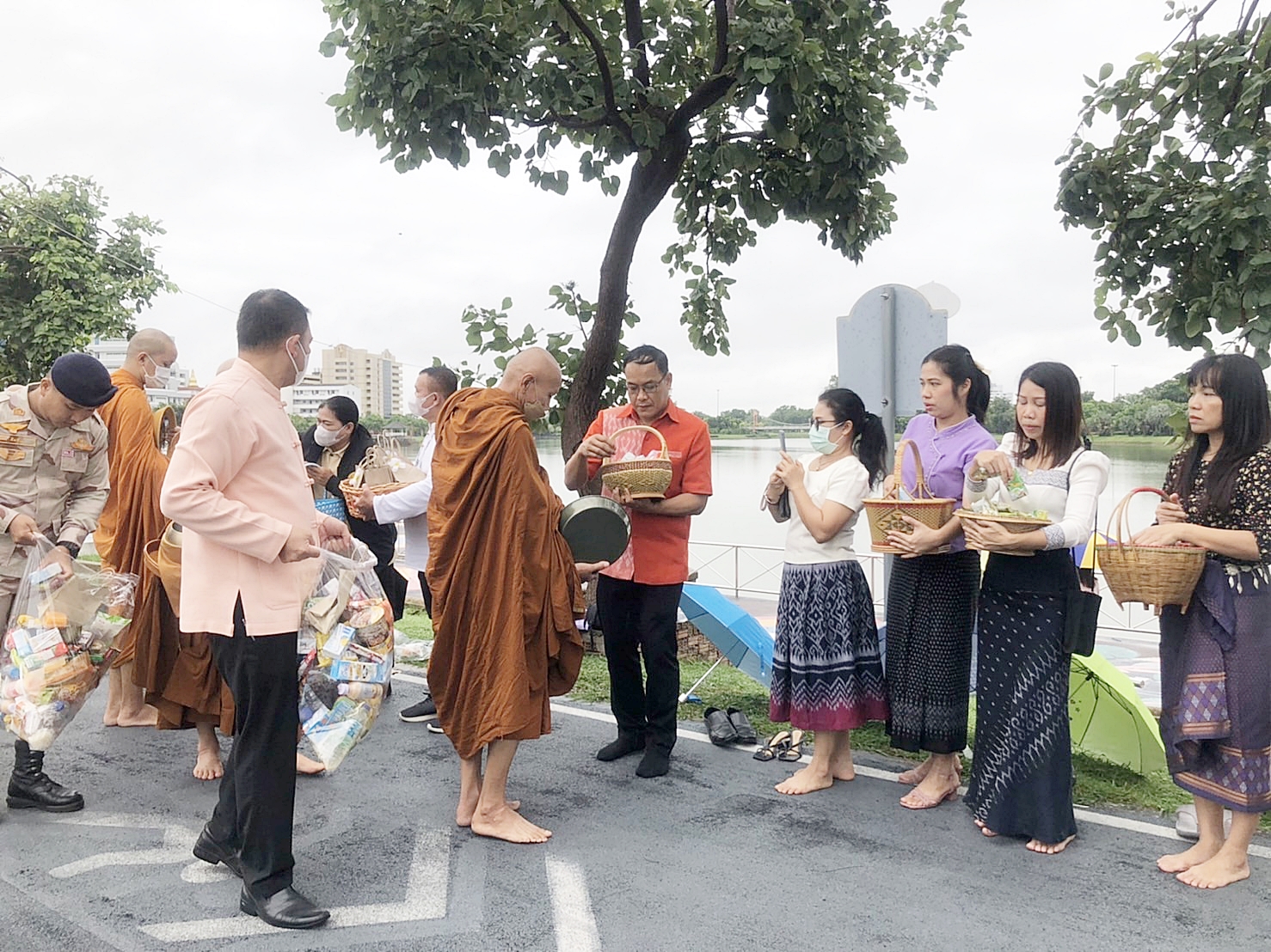 นายอภินันท์ ศรีเฉลิม สรรพากรอำเภอสำนักงานสรรพากรพื้นที่สาขาเมืองอุดรธานี พร้อมด้วยคณะเจ้าหน้าที่ในสังกัด ร่วมกิจกรรมสืบสานวัฒนธรรมประเพณีท้องถิ่น 