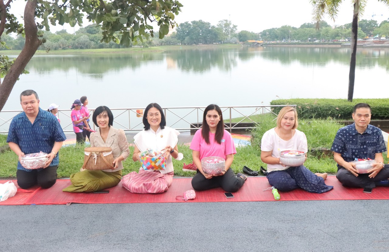 นางสาวลักขณา ต่อพล สรรพากรพื้นที่อุดรธานี พร้อมด้วยคณะเจ้าหน้าที่ทีมกำกับดูแลพิเศษและทีมบริหารการสำรวจ ร่วมใส่บาตรพระภิกษุเพื่อถวายเป็นพระราชกุศล