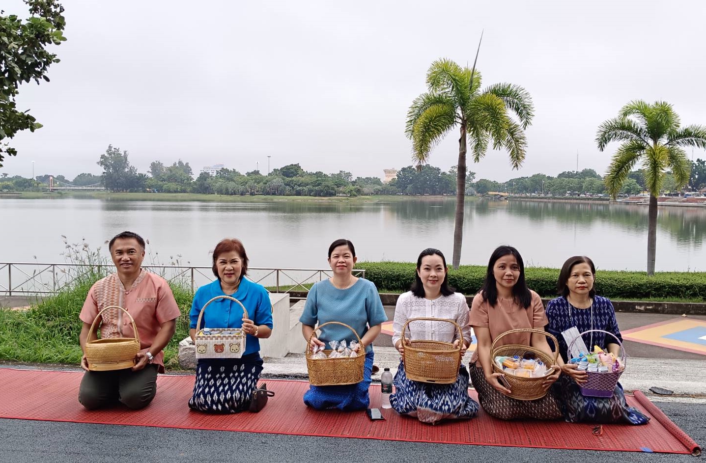 นางสาวลักขณา ต่อพล สรรพากรพื้นที่อุดรธานี มอบหมายให้คณะเจ้าหน้าที่ส่วนวางแผนและประเมินผล ร่วมใส่บาตรพระภิกษุเพื่อถวายเป็นพระราชกุศล