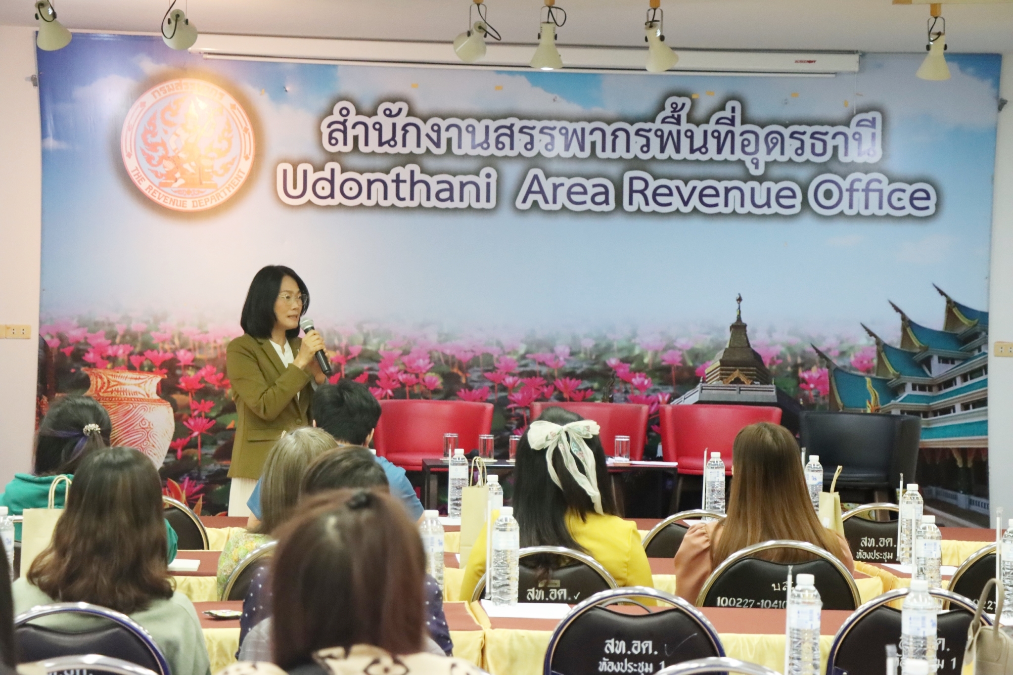 นางสาวลักขณา ต่อพล สรรพากรพื้นที่อุดรธานี พร้อมด้วยคณะผู้บริหาร ร่วมเสวนาในหัวข้อ 
