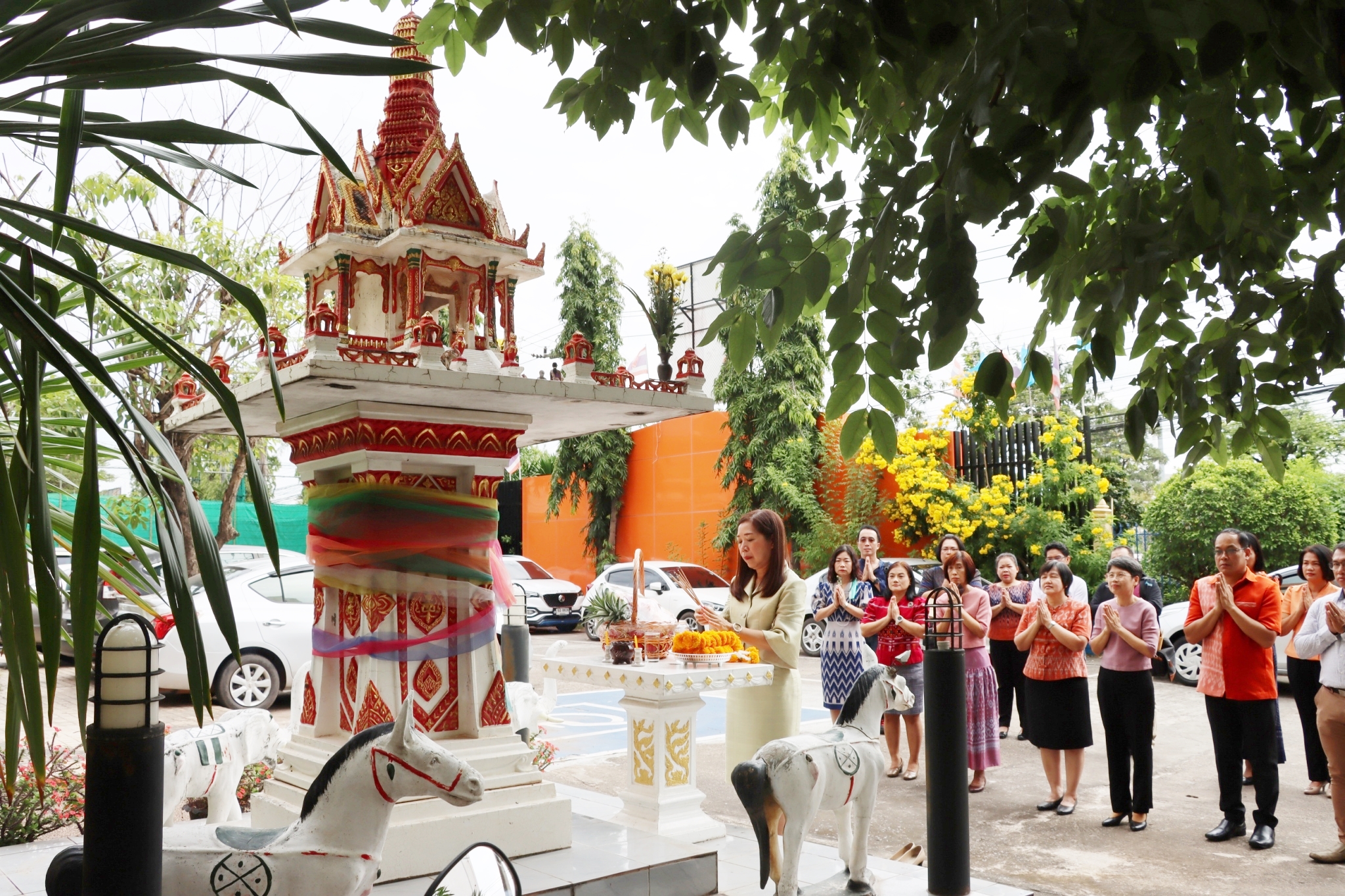 นางสาวอรุณีย์ วิศิษฎ์ชัยนนท์ สรรพากรพื้นที่อุดรธานี นำคณะผู้บริหารและเจ้าหน้าที่กราบสักการะสิ่งศักดิ์สิทธิ์ในบริเวณสำนักงานสรรพากรพื้นที่อุดรธานี เนื่องในโอกาสเข้ารับตำแหน่งสรรพากรพื้นที่อุดรธานี