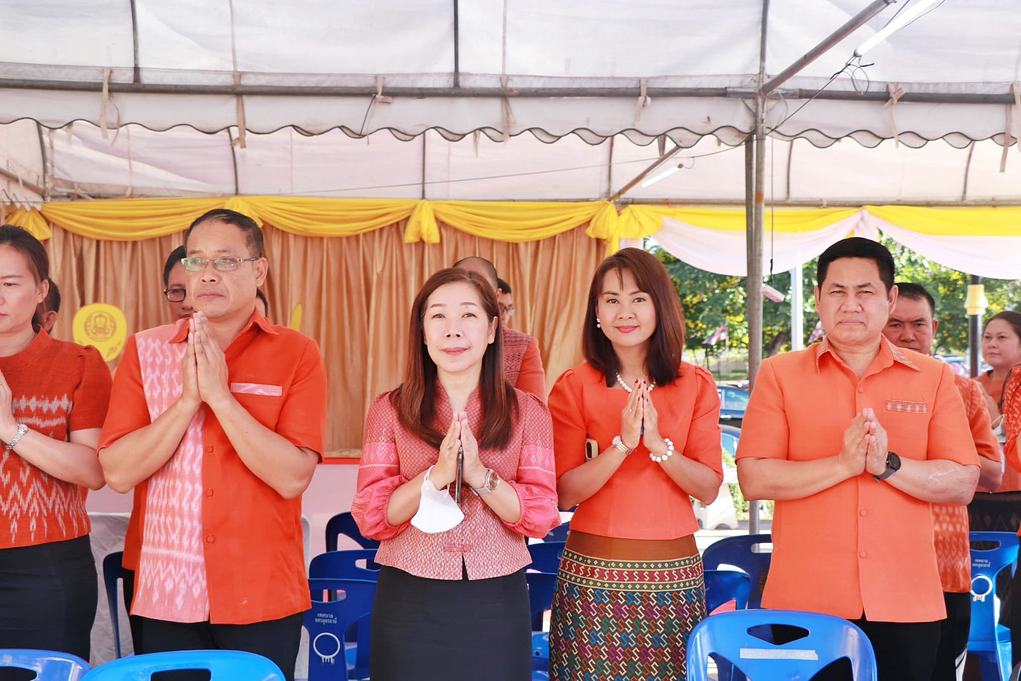 นางสาวอรุณีย์ วิศิษฎ์ชัยนนท์ สรรพากรพื้นที่อุดรธานี พร้อมด้วยคณะเจ้าหน้าที่สำเข้าร่วมพิธีถวายเครื่องราชสักการะบูชาพระพุทธโพธิ์ทอง พิธีบวงสรวงและบูชาดวงพระฤกษ์ศาลหลักเมือง และบวงสรวงท้าวเวสสุวัน เนื่องในโอกาสงานทุ่งศรีเมืองจังหวัดอุดรธานี ประจำปี พ.ศ.2566