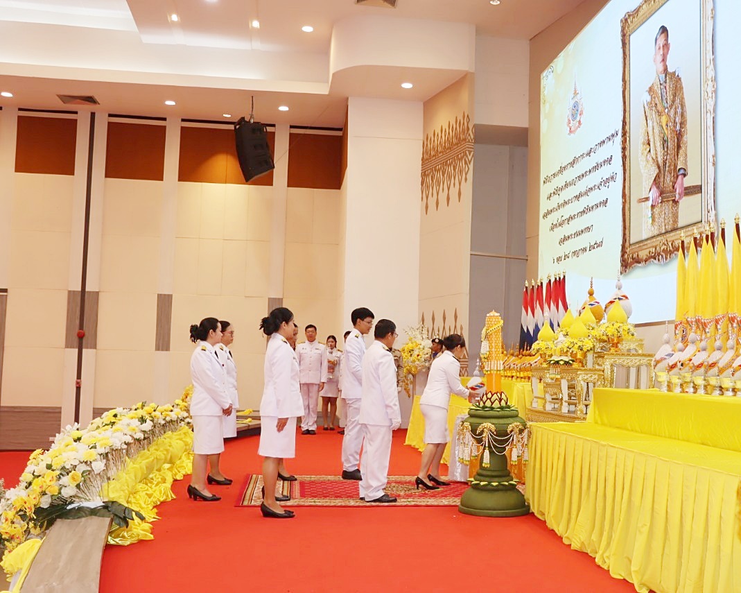 นางสาวอรุณีย์ วิศิษฎ์ชัยนนท์ สรรพากรพื้นที่อุดรธานี พร้อมด้วยคณะเจ้าหน้าที่ ร่วมพิธีถวายเครื่องราชสักการะและวางพานพุ่มเงิน-พุ่มทอง และพิธีจุดเทียนถวายพระพรชัยมงคลพระบาทสมเด็จพระเจ้าอยู่หัว เนื่องในโอกาสพระราชพิธีมหามงคลเฉลิมพระชนมพรรษา 6 รอบ 28 กรกฎาคม 2567