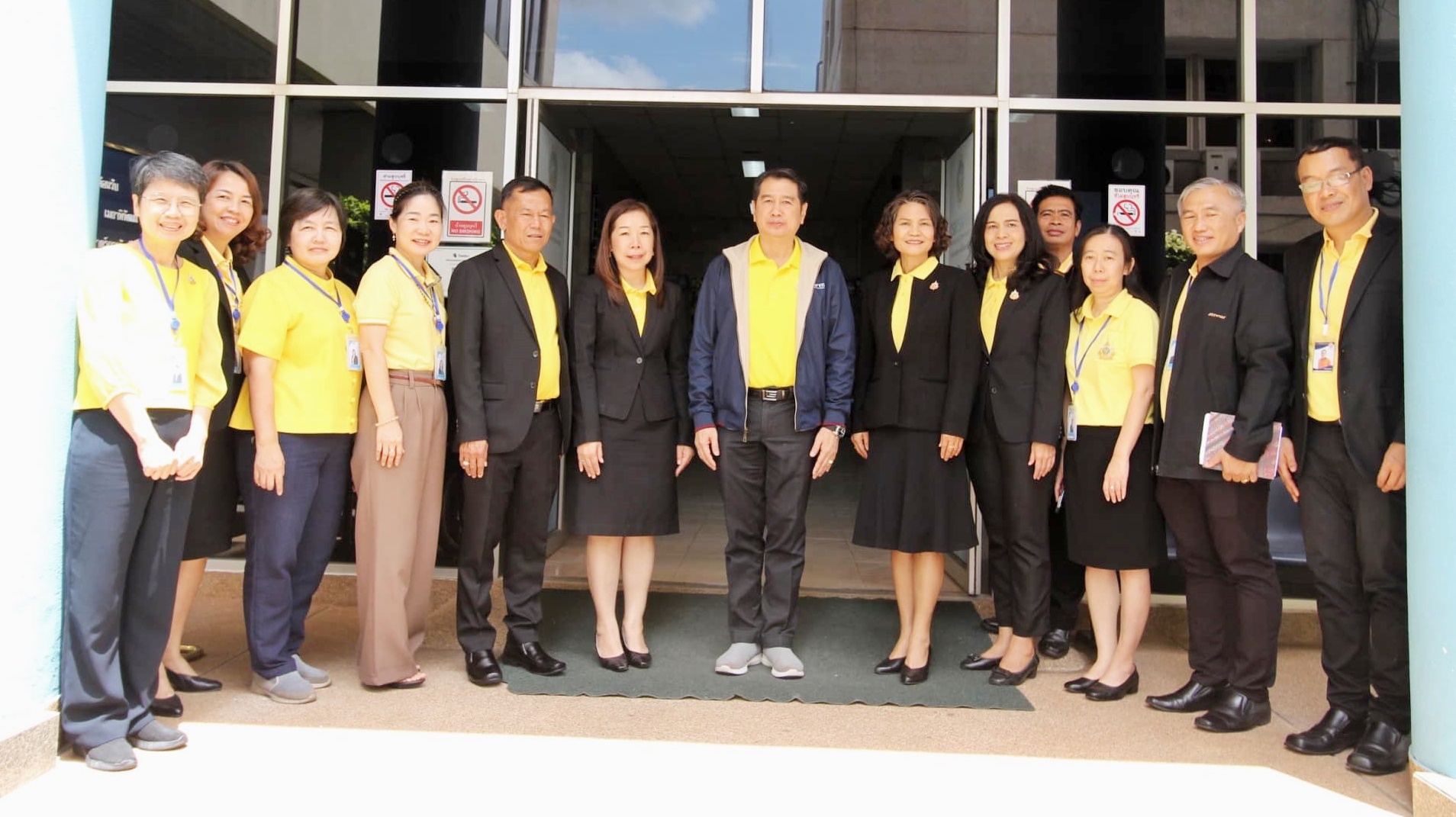 นางสาวอรุณีย์ วิศิษฐ์ชัยนนท์ สรรพากรพื้นที่อุดรธานี พร้อมด้วยคณะผู้บริหารและเจ้าหน้าที่ ได้ให้การต้อนรับนายพงษ์ศักดิ์ เมธาพิพัฒน์ รองอธิบดีกรมสรรพากร รักษาการในตำแหน่งที่ปรึกษาด้านยุทธศาสตร์การจัดเก็บภาษี (กลุ่มธุรกรรมทางการเงินการธนาคาร) ในโอกาสตรวจเยี่ยมสำนักงานสรรพากรพื้นที่อุดรธานี